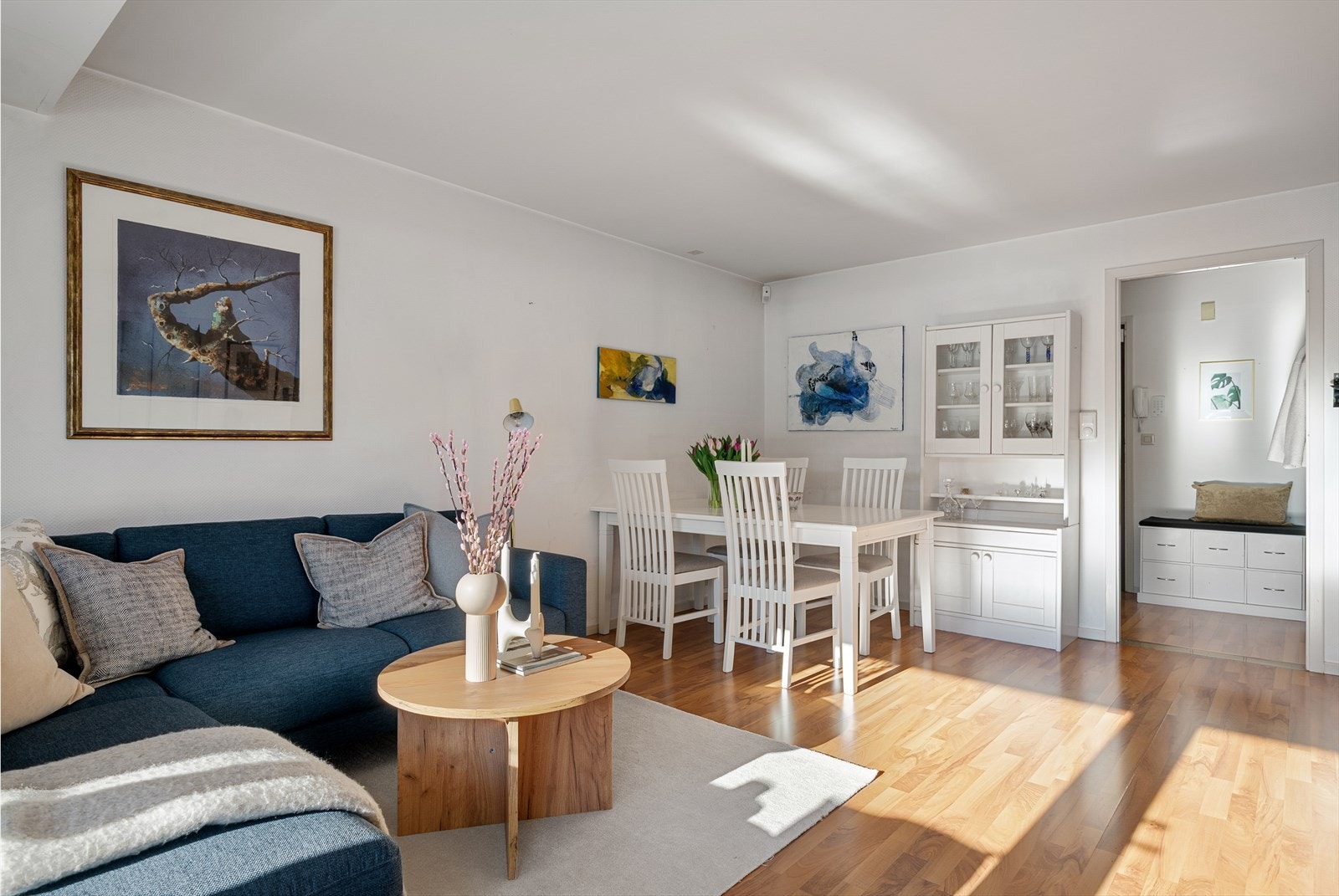 Åpen løsning mellom stue og kjøkken gir en sosial og praktisk sone hvor man enkelt kan samle familie og venner. Galleribilde