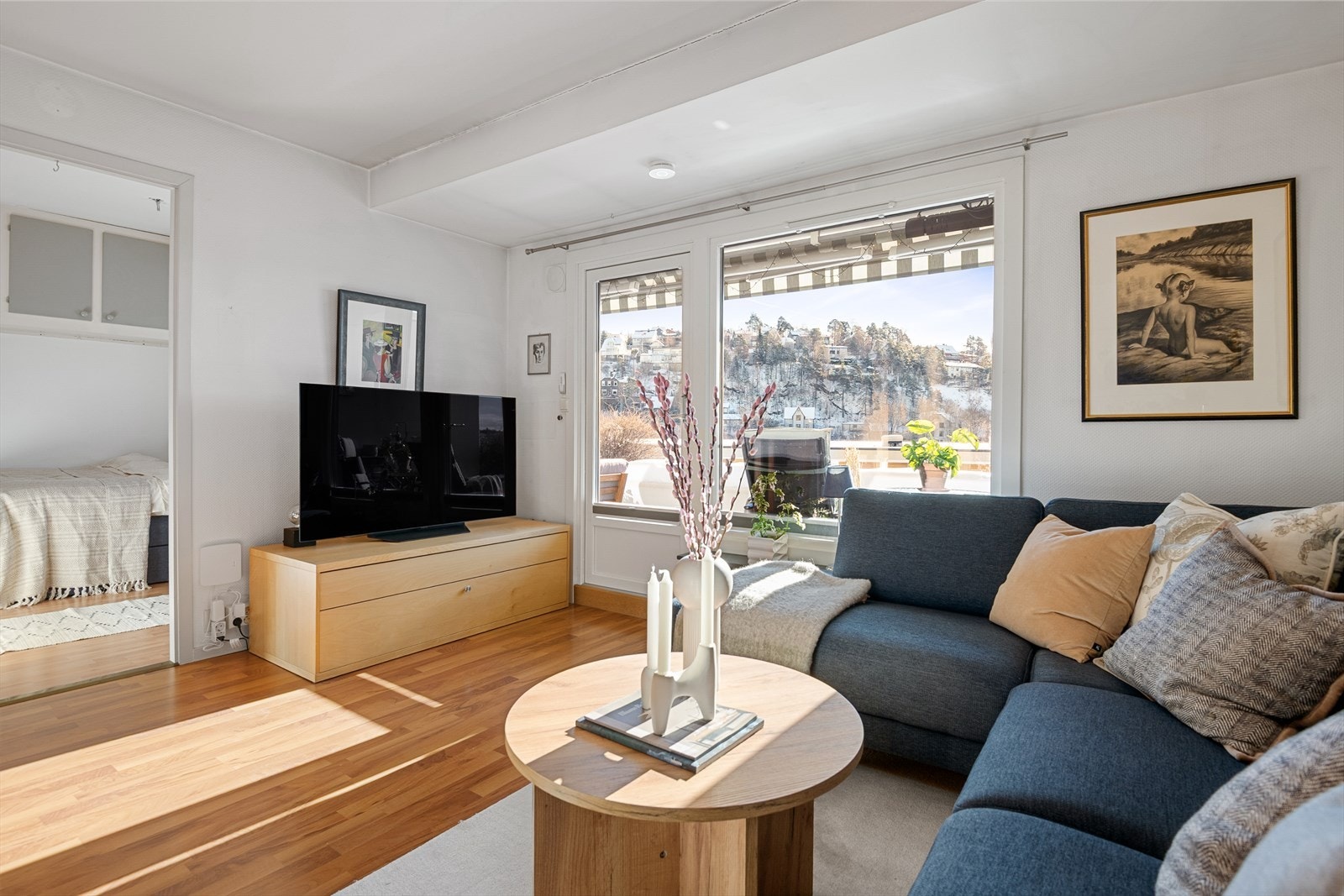 Lys og romslig stue med store vindusflater som slipper inn rikelig med dagslys og skaper en åpen og innbydende atmosfære. Galleribilde