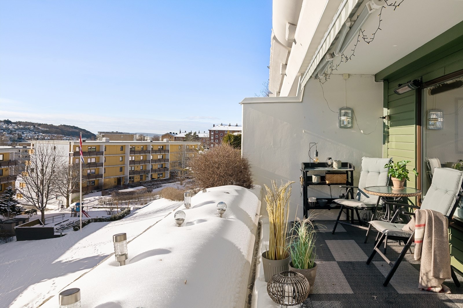 Terrassen har direkte adkomst fra stuen og byr på en luftig beliggenhet i tredje etasje med åpent utsyn og gode solforhold. Galleribilde