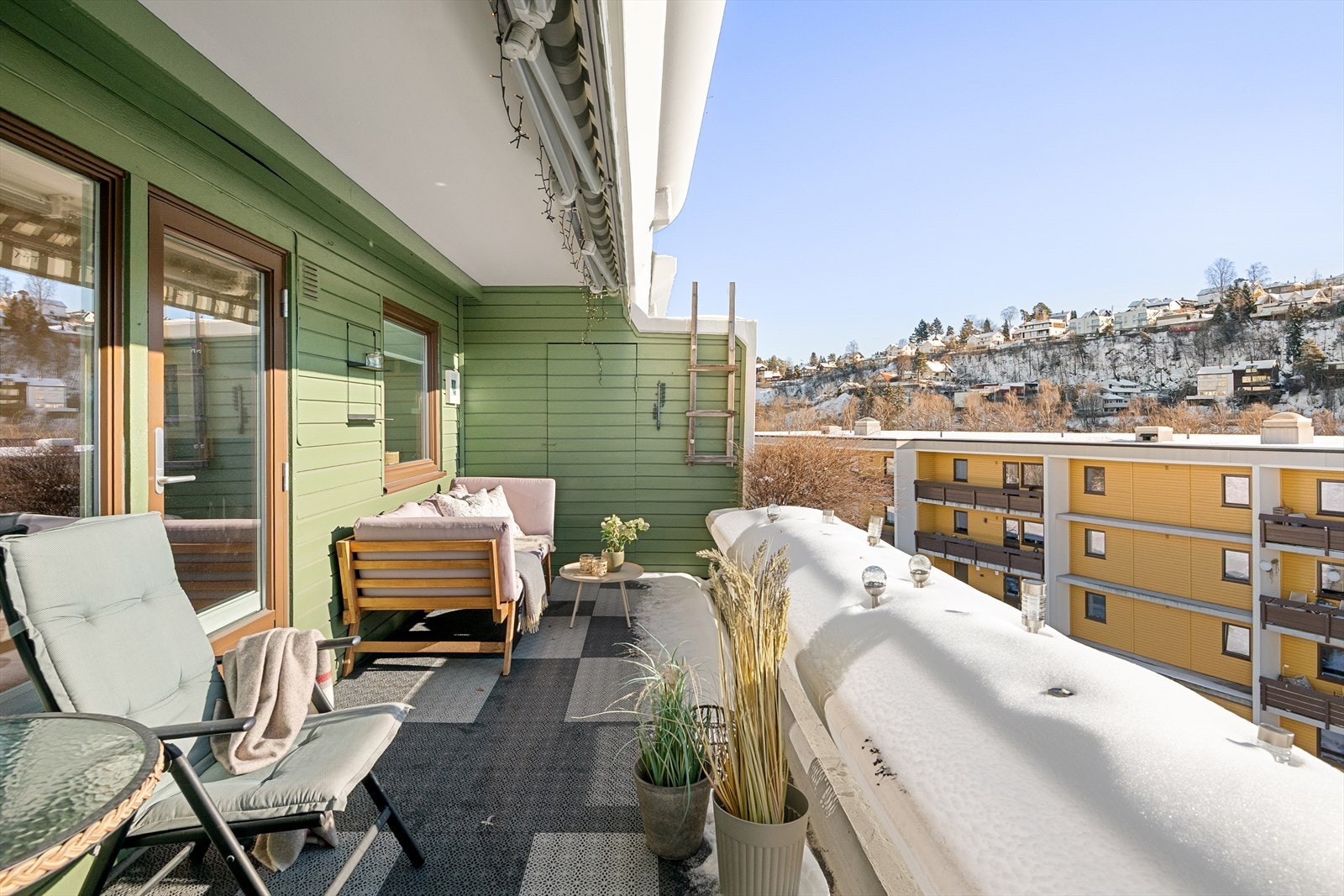 Praktisk utebod på terrassen gir ekstra lagringsplass for hagemøbler, puter og sesongutstyr. Galleribilde