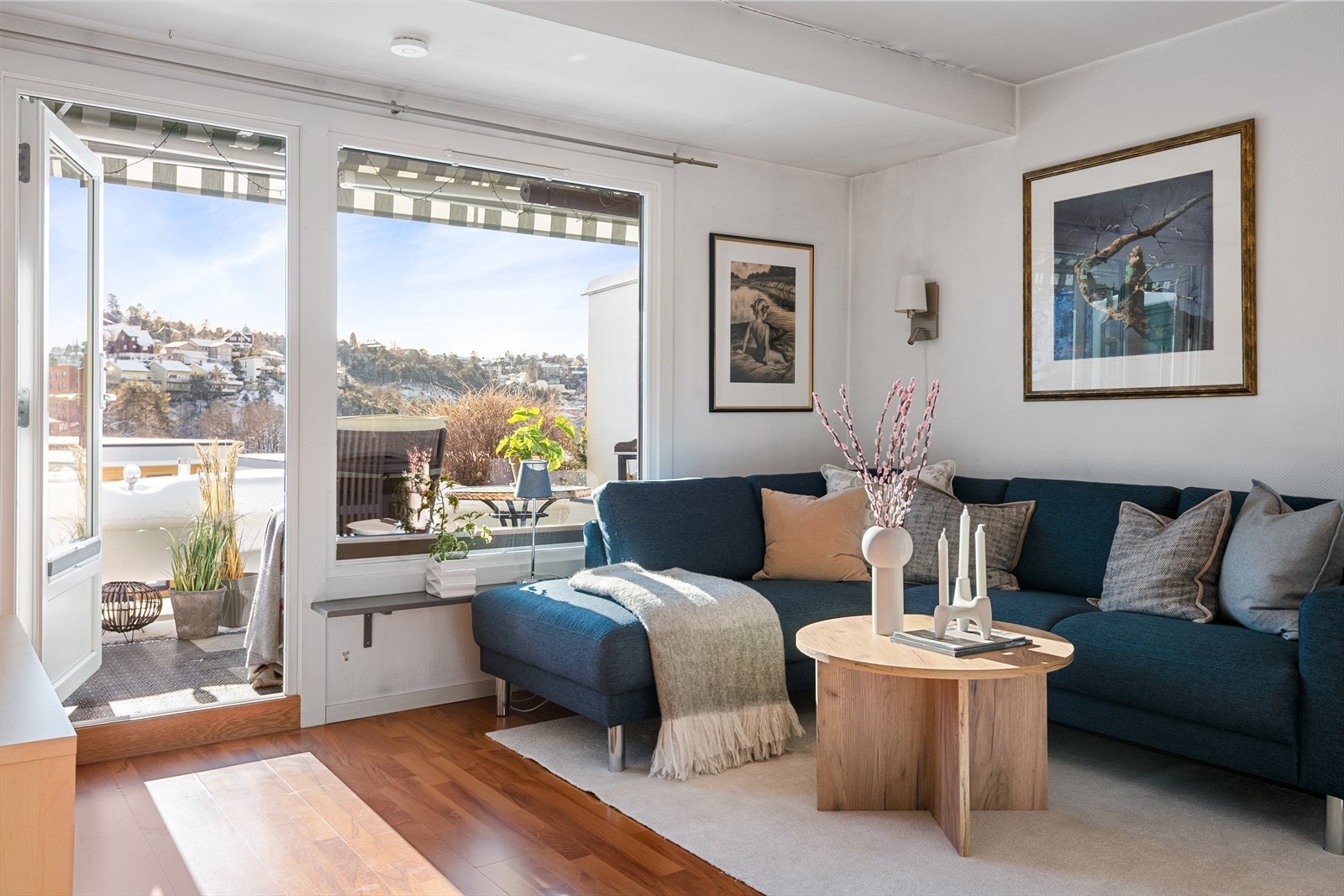 God plass til en komfortabel sofagruppe med naturlig plassering mot vinduene og utsyn mot terrassen. Galleribilde