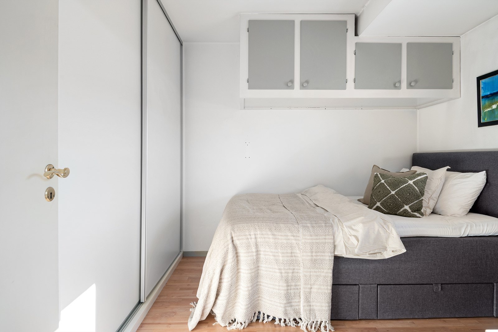 Skyvedørsgarderobe gir gode oppbevaringsmuligheter og bidrar til en ryddig og luftig romfølelse. Galleribilde