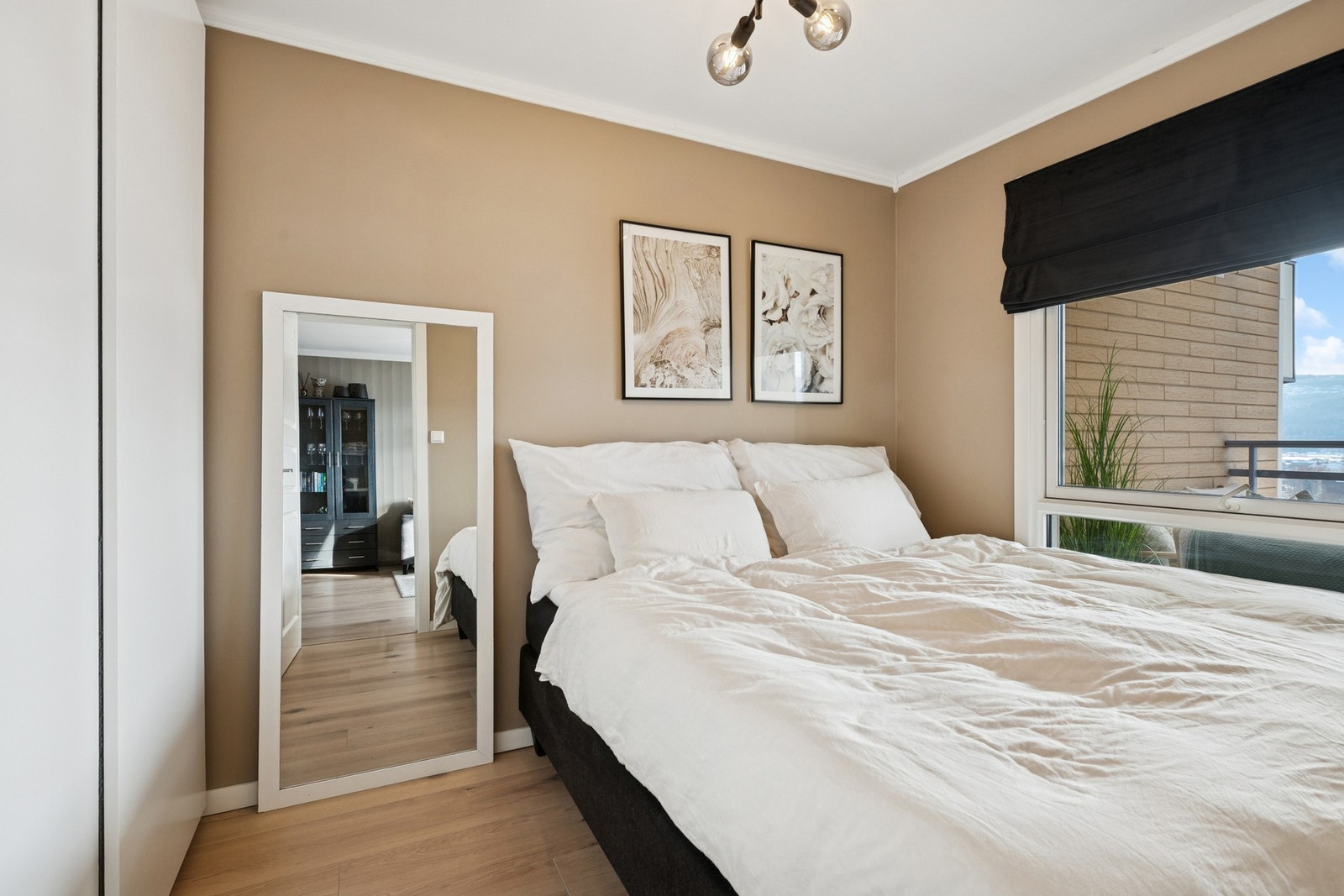 Soverommet er av god størrelse, med en praktisk skyvedørsgarderobe. Galleribilde