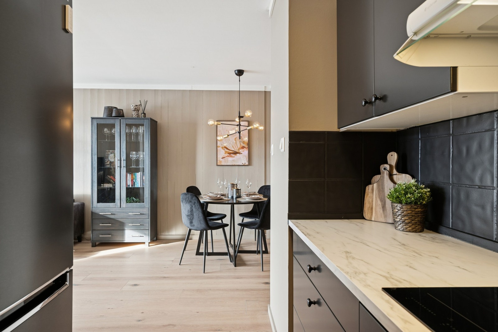 Kjøkken med delvis åpen løsning. Galleribilde