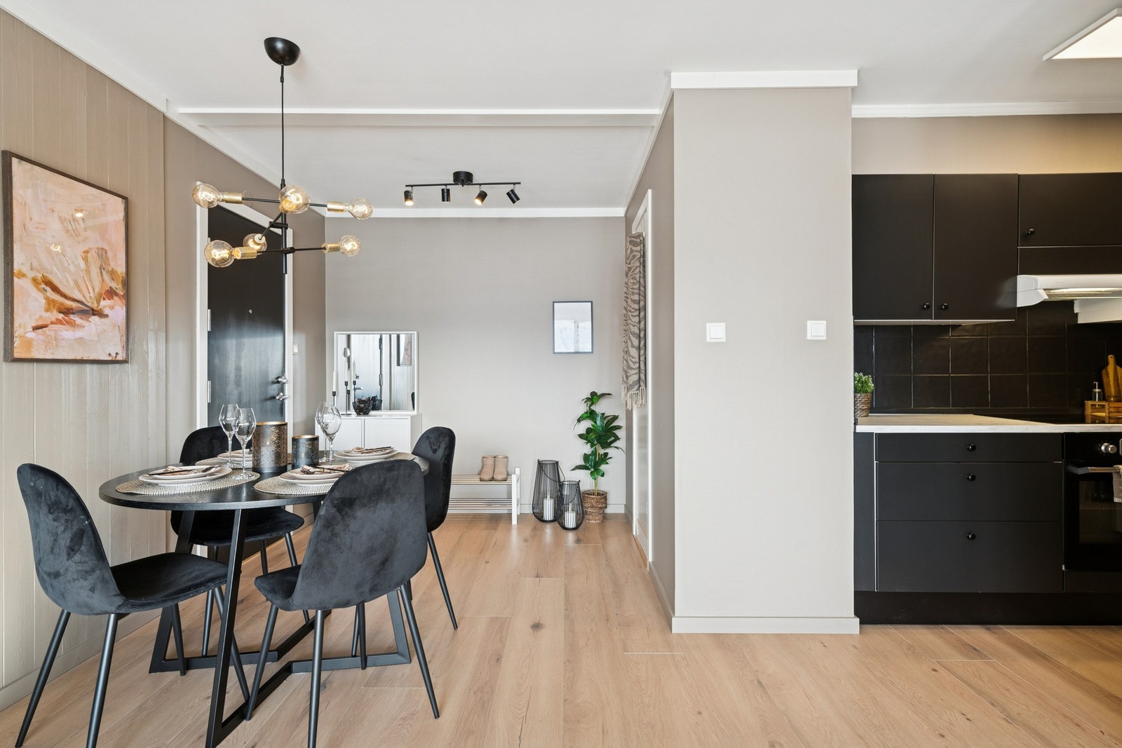 Stuen har god utforming og naturlige soner for sittegruppe og spisebord. Galleribilde