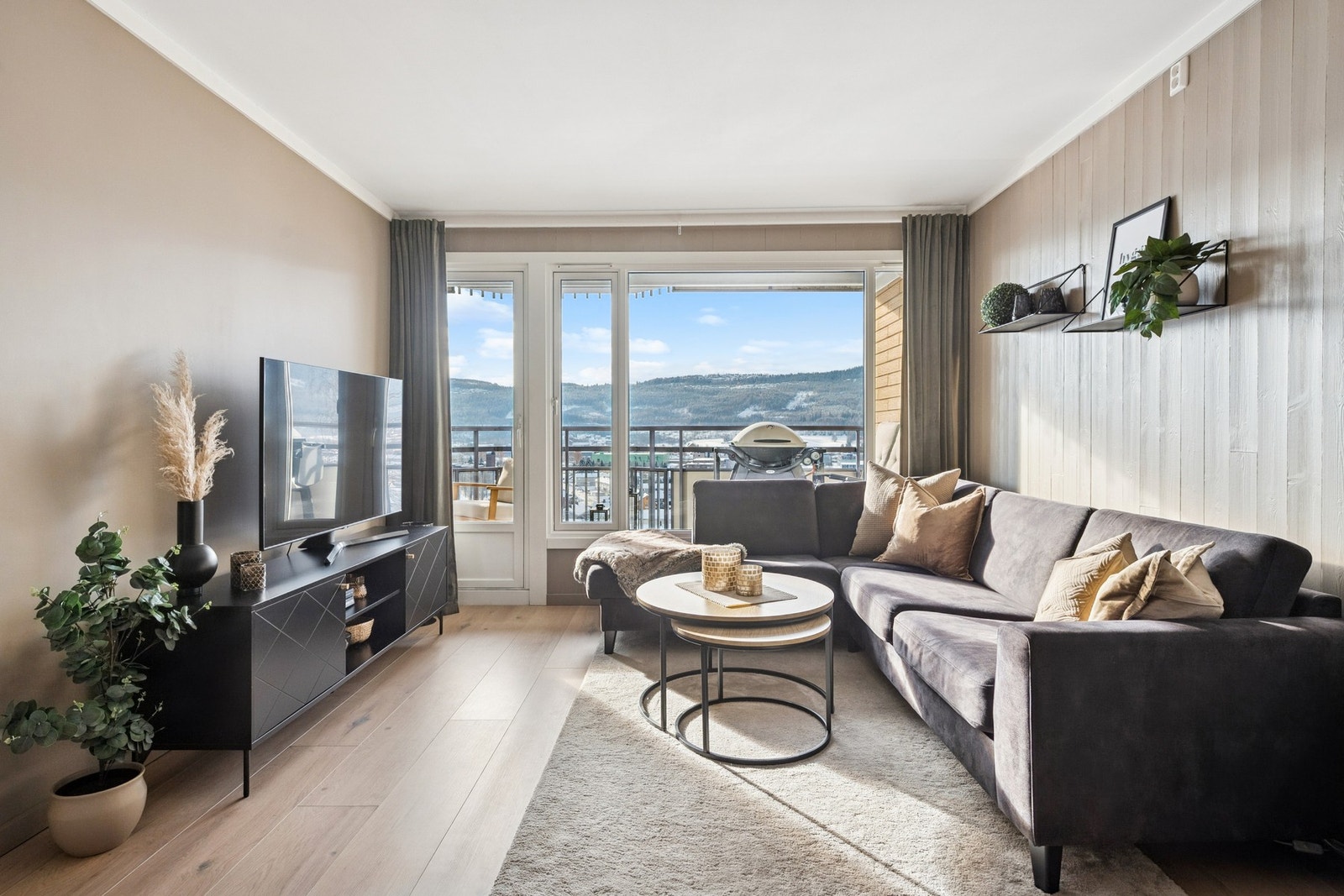 De store vindusflatene i stuen sørger for rikelig med lys. Galleribilde