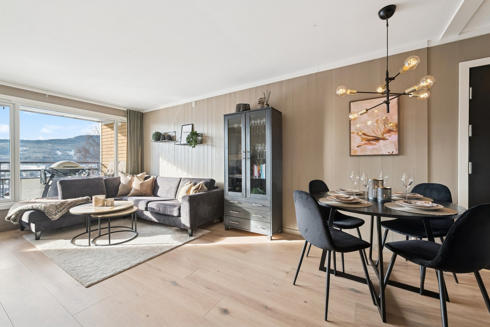 Leiligheten oppleves lys og moderne. Galleribilde