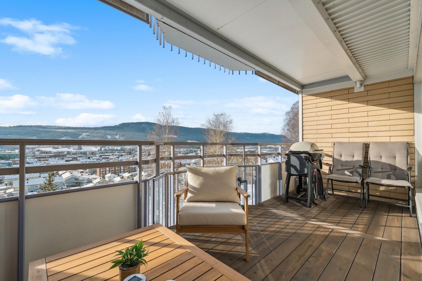 Balkongen fungerer som en naturlig forlengelse av stuen på godværsdager. Galleribilde