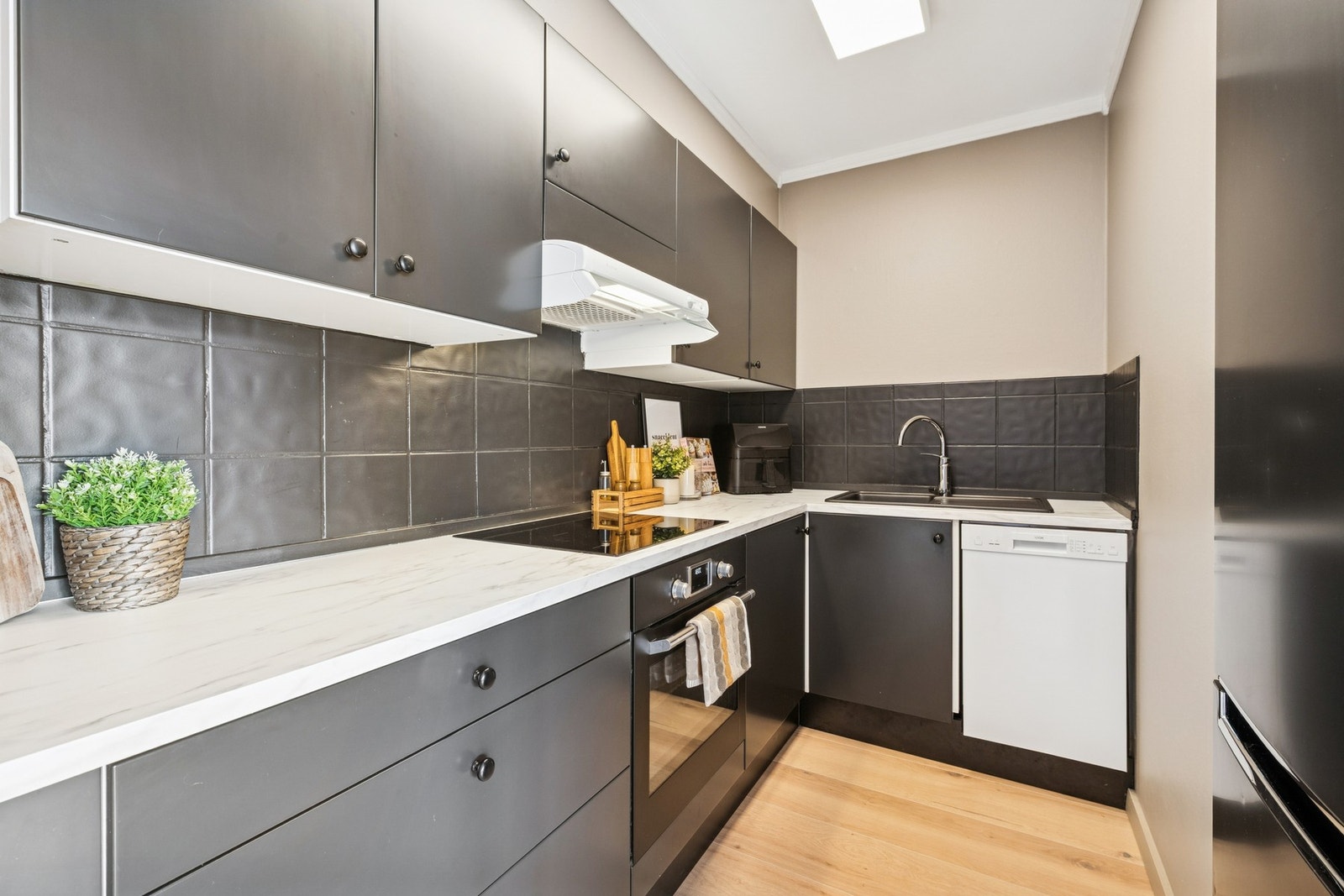 Kjøkkenet fremstår som velutstyrt med profilerte fronter, rikelig med skap- og skuffeplass samt en romslig benkeplate som gir gode arbeidsforhold. Galleribilde