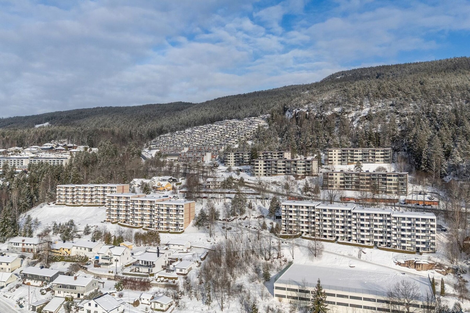Leiligheten ligger i et stille og velholdt borettslag på Åssiden, i et attraktivt og naturnært område. Galleribilde