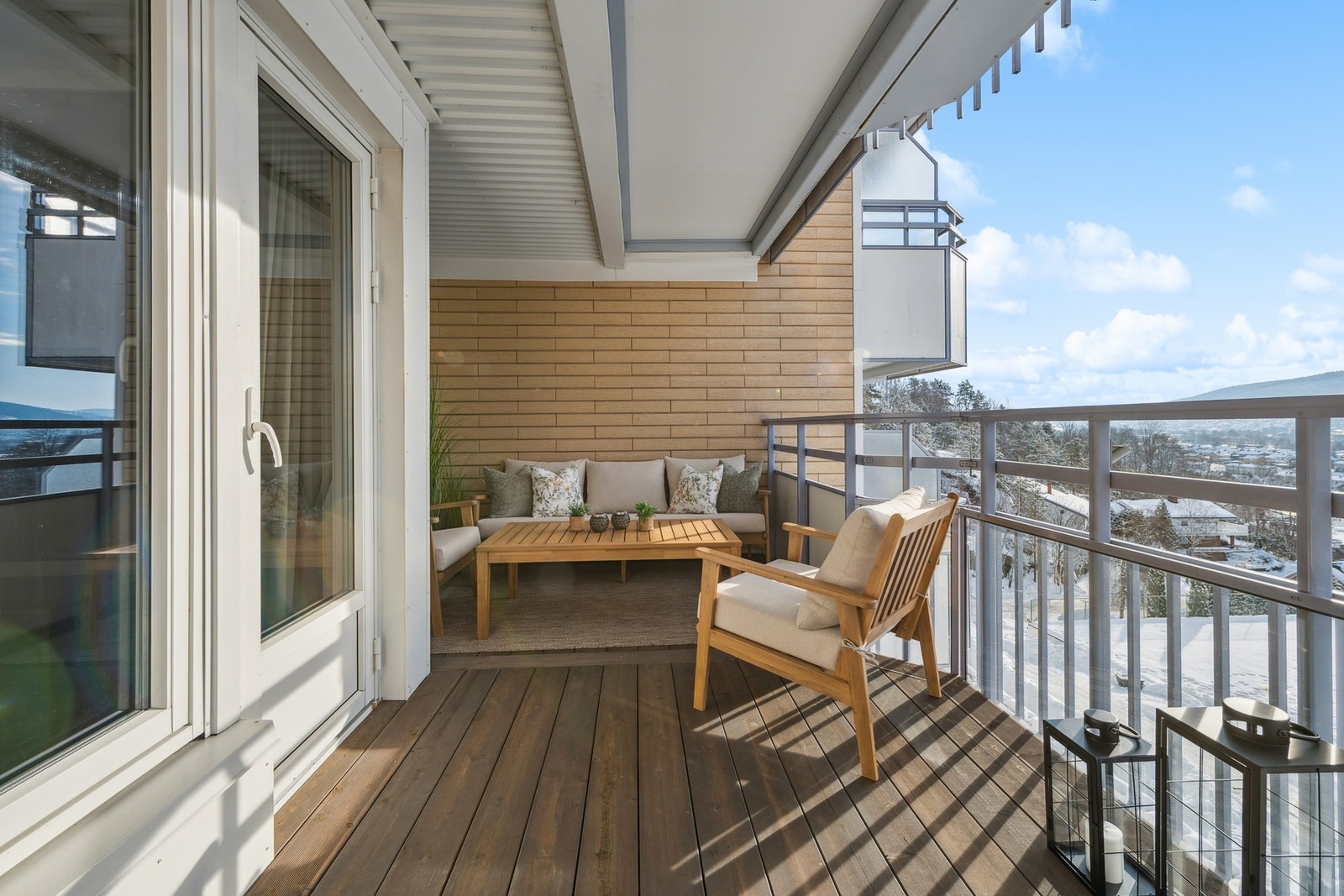 Direkte utgang fra stue til solrik balkong på ca. 13 m². Galleribilde