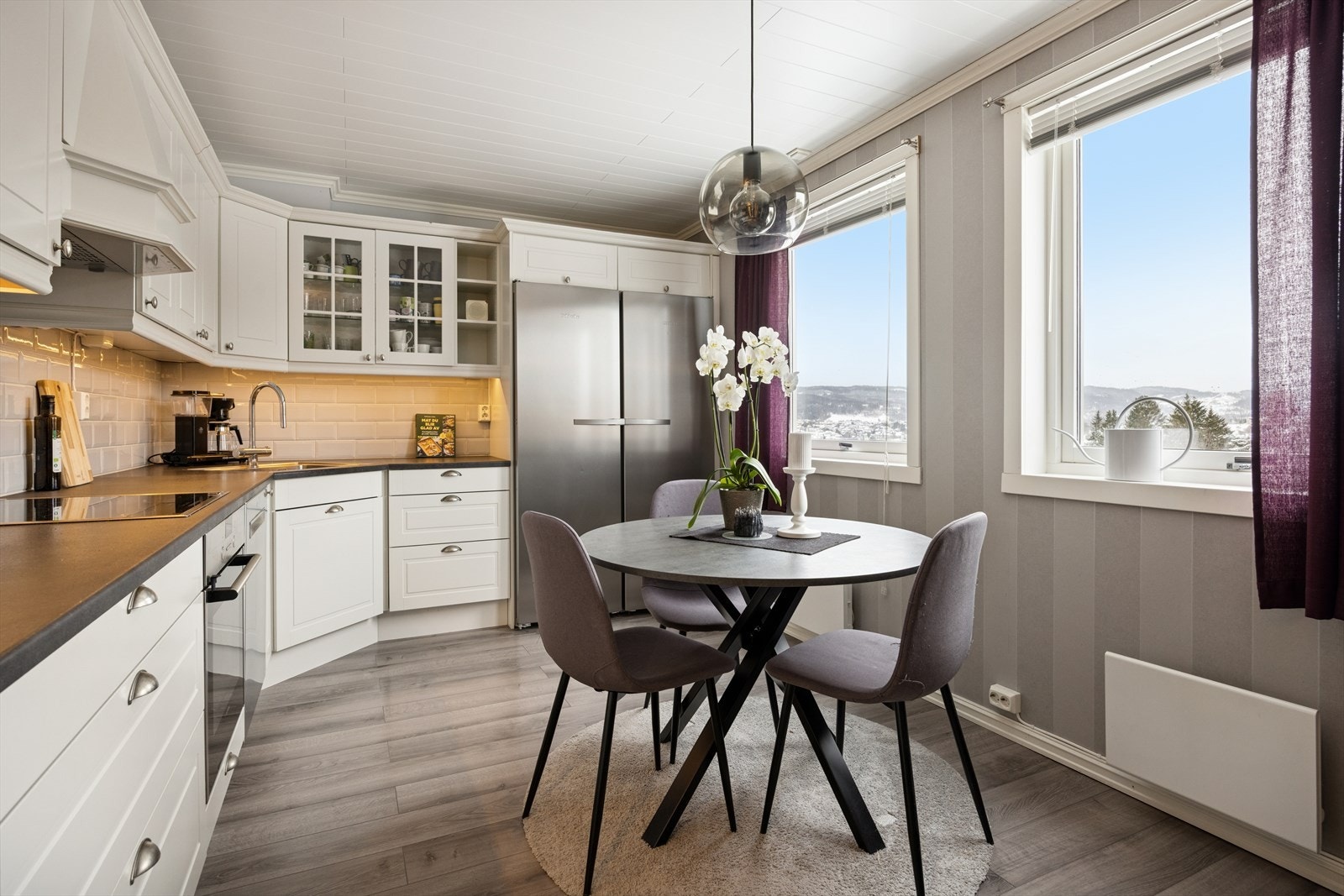 Meget pent kjøkken adskilt fra stue på 12,8m². Galleribilde