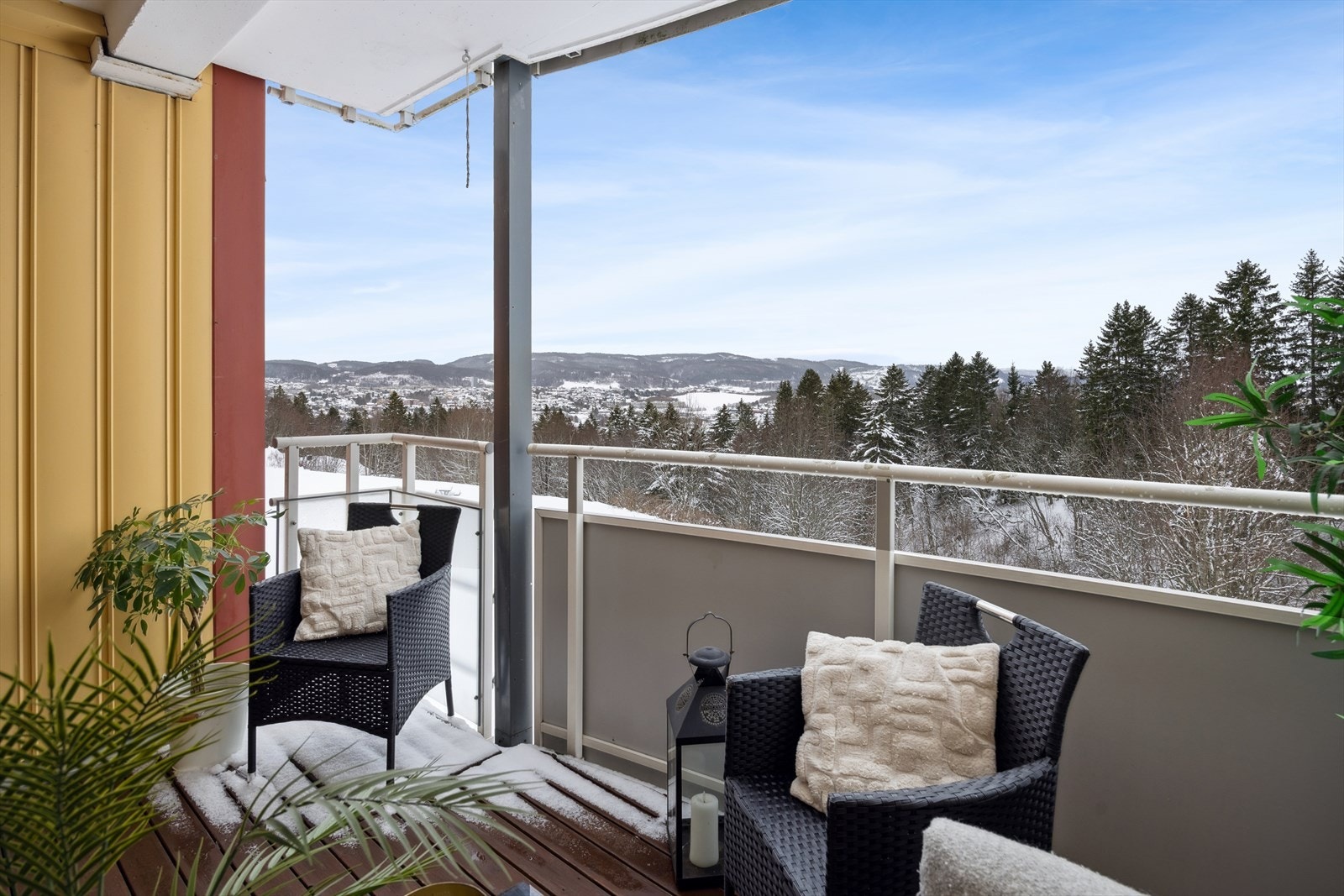 Leiligheten har en solrik sørvendt balkong på 7,5m² med overbygg. Galleribilde