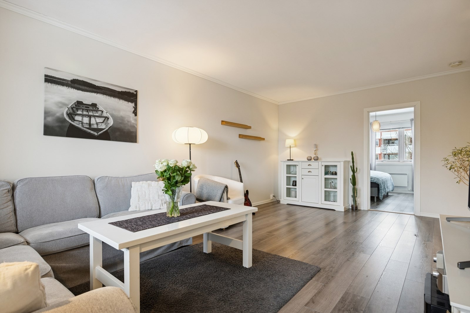 Stua er på totalt 21,8m² og byr på flere møbleringsmuligheter. Galleribilde