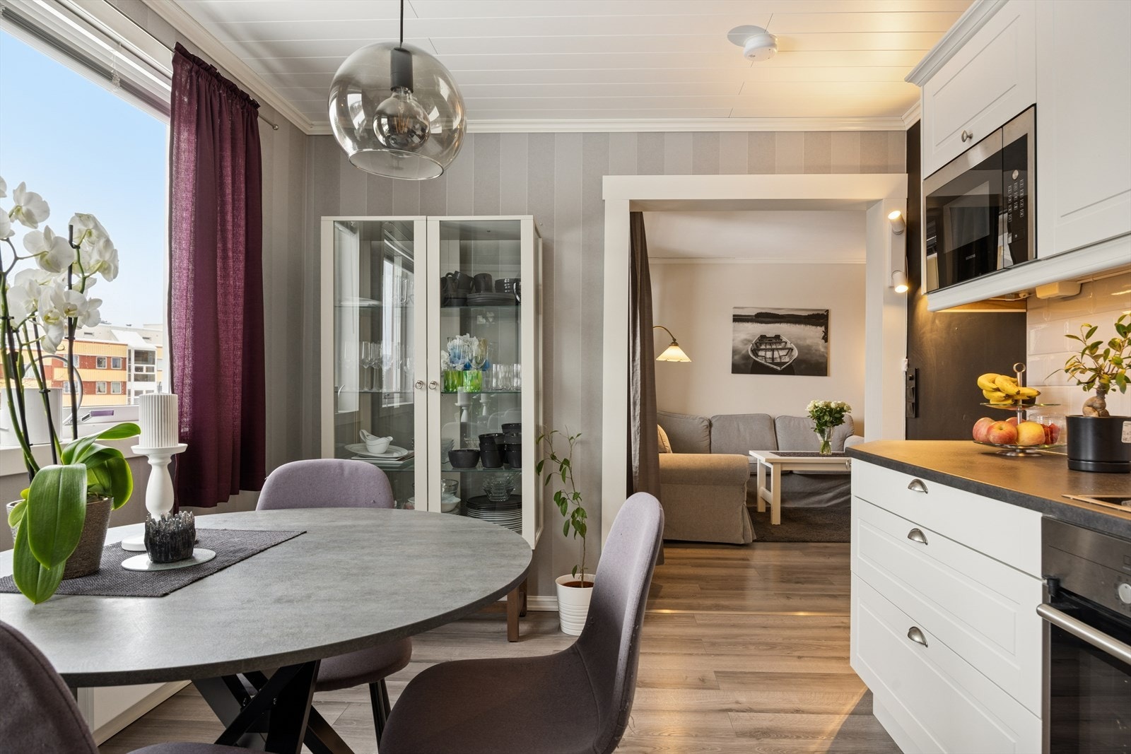 Kjøkkenet har god plass til eget spisebord. Galleribilde