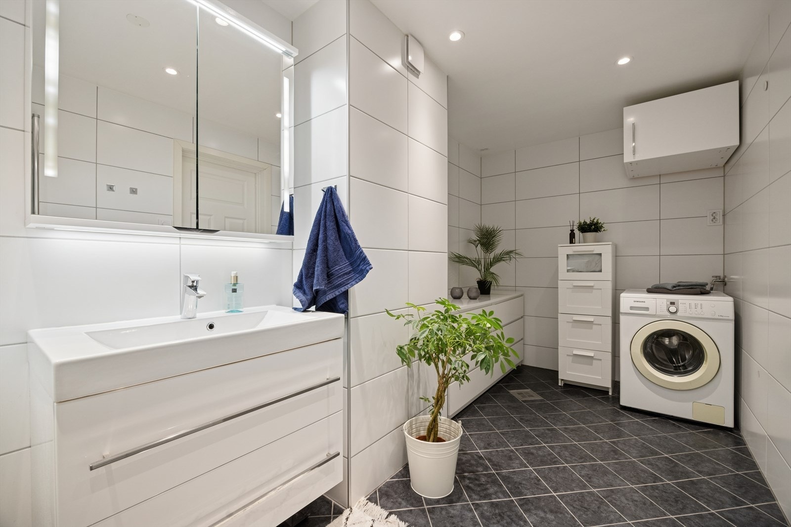 Bad og vaskerom er slått sammen til ett stort rom for maksimal utnyttelse. Galleribilde