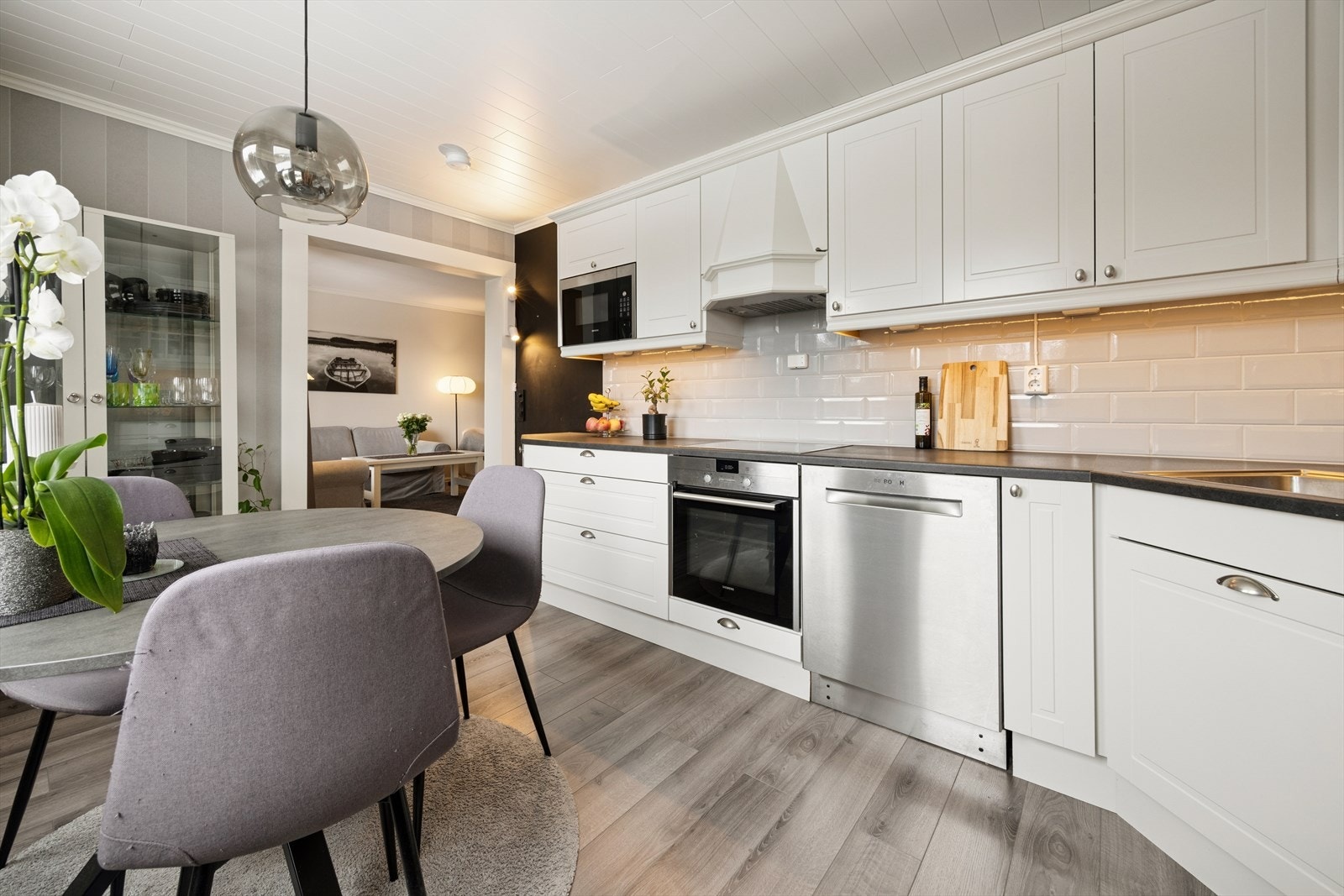 Innredningen byr på meget god skap- og benkeplass. Galleribilde