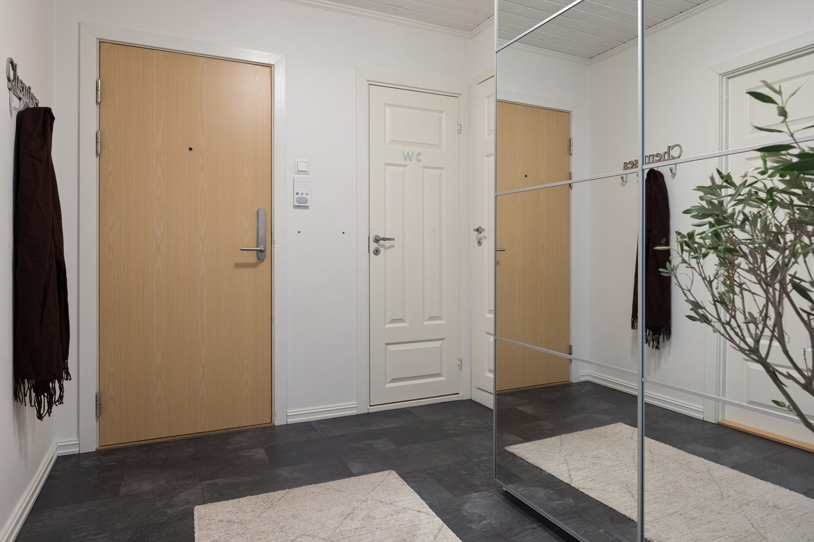 Velkommen inn! Leiligheten har en romslig entré med garderobeløsning. Galleribilde