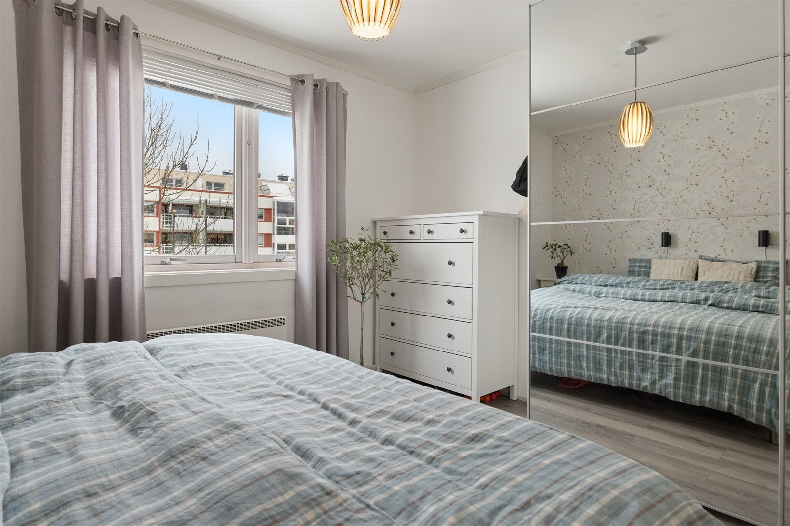 Romslig skyvedørsgarderobe som medfølger i handelen. Galleribilde