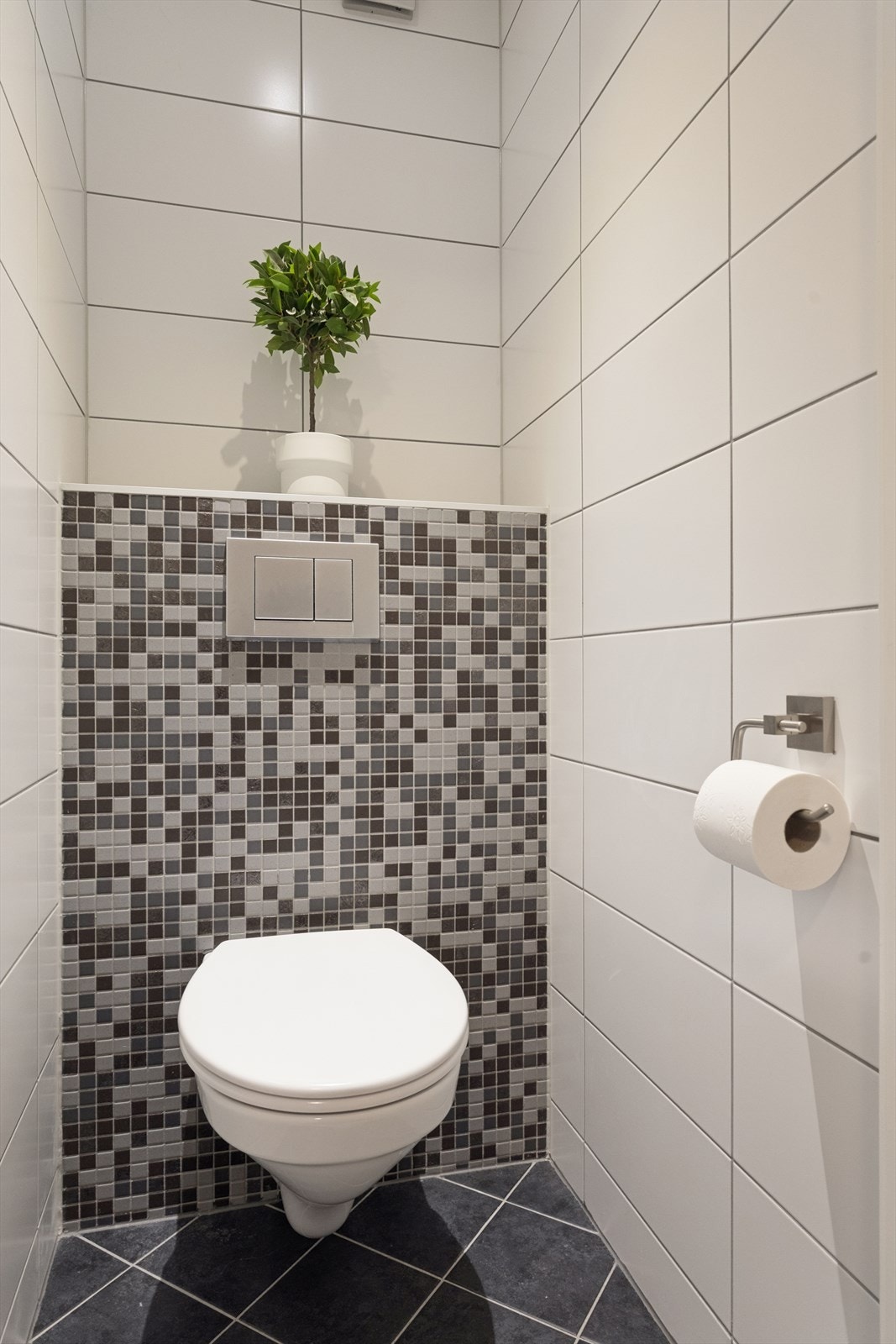 Separat toalettrom i samme utførelse som badet. Galleribilde