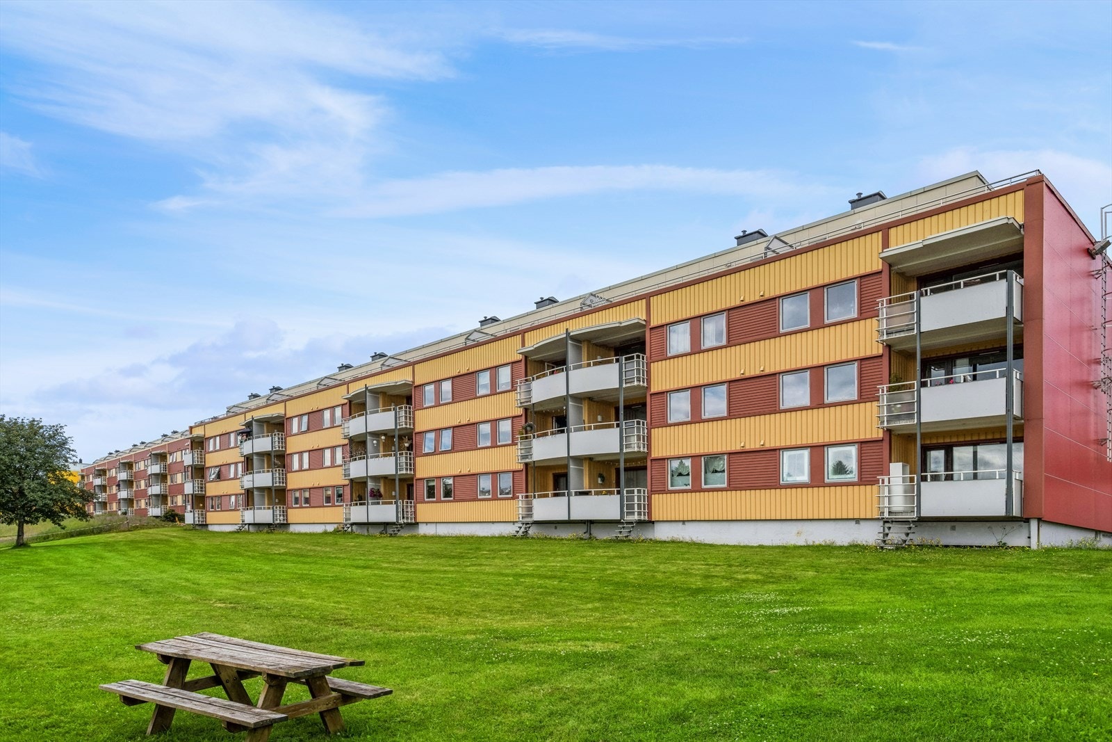 Borettslaget har flotte uteområder med grøntarealer med sittegrupper og lekeplasser. Galleribilde