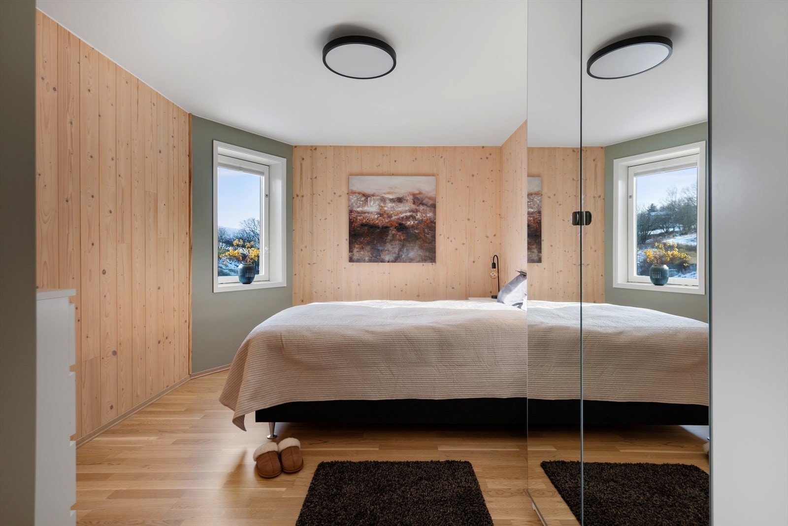 Stort soverom med god plass til garderobeskap. Det er også flott utsikt fra soverommet. Galleribilde