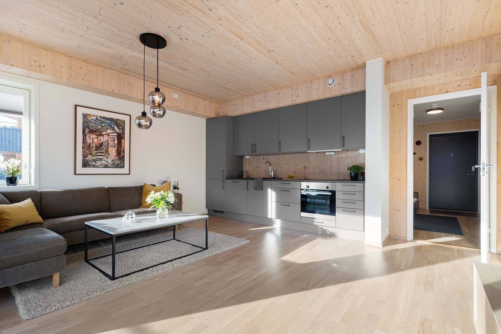 Man har store vindusflater som slipper inn rikelig med naturlig lys. Galleribilde