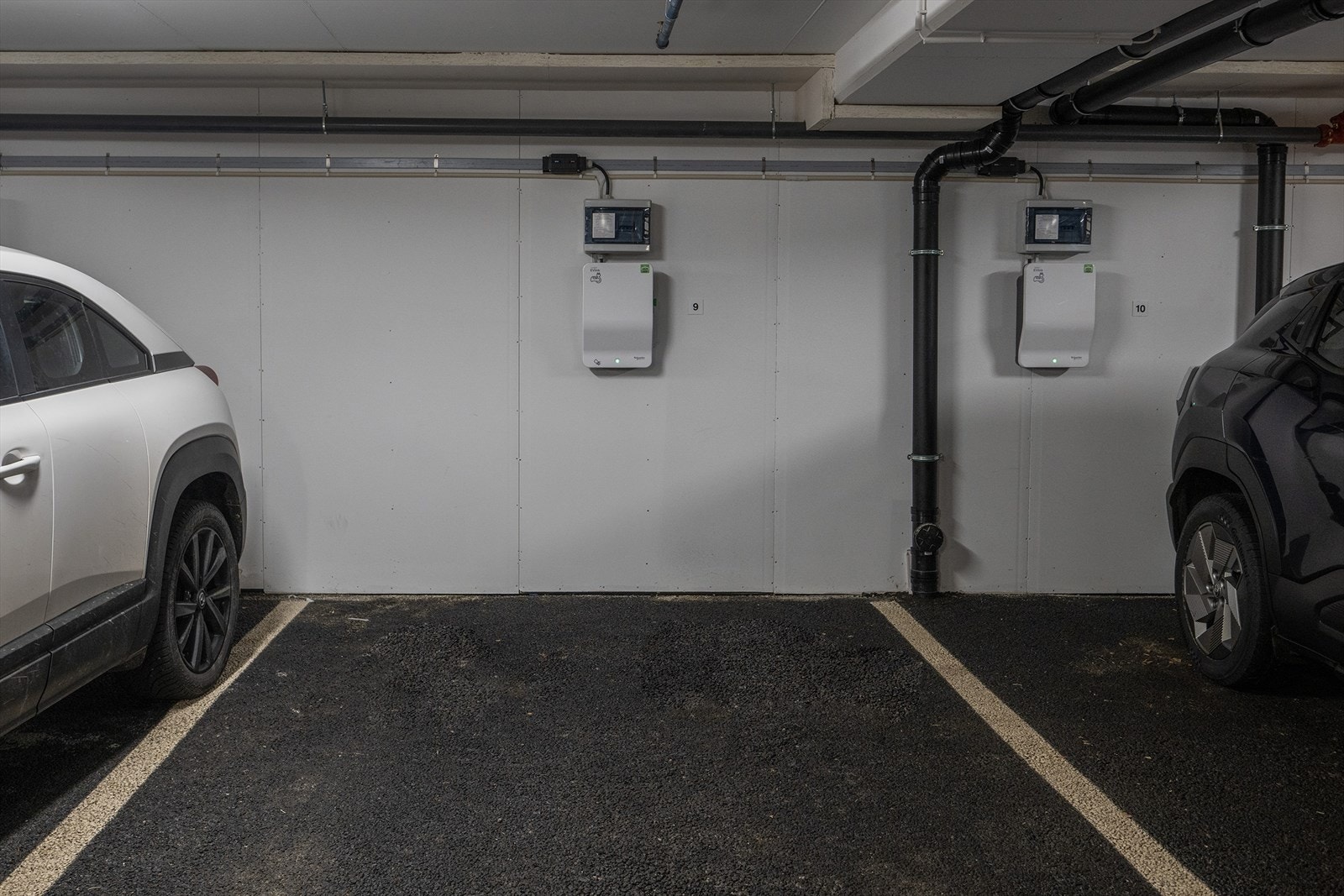 Fast parkering i lukket anlegg med el-bil lader fra smartly (Lyse) Galleribilde