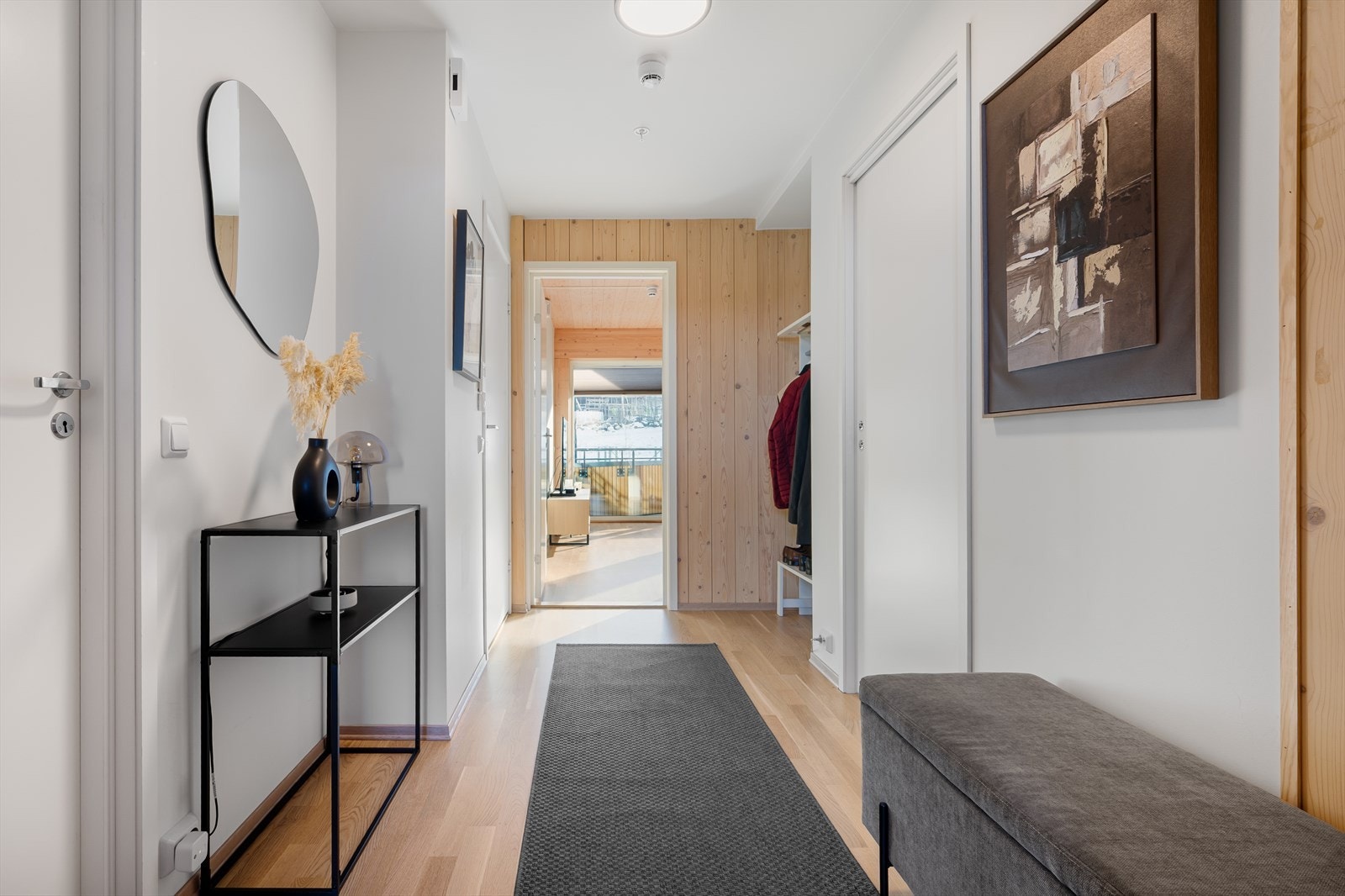 Romslig entre/gang. Galleribilde