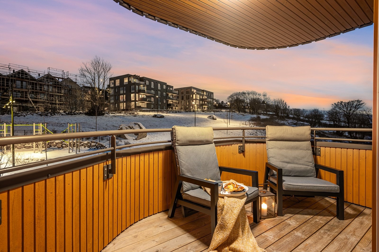 Nydelig og rolig uteområde med gode solforhold. Galleribilde