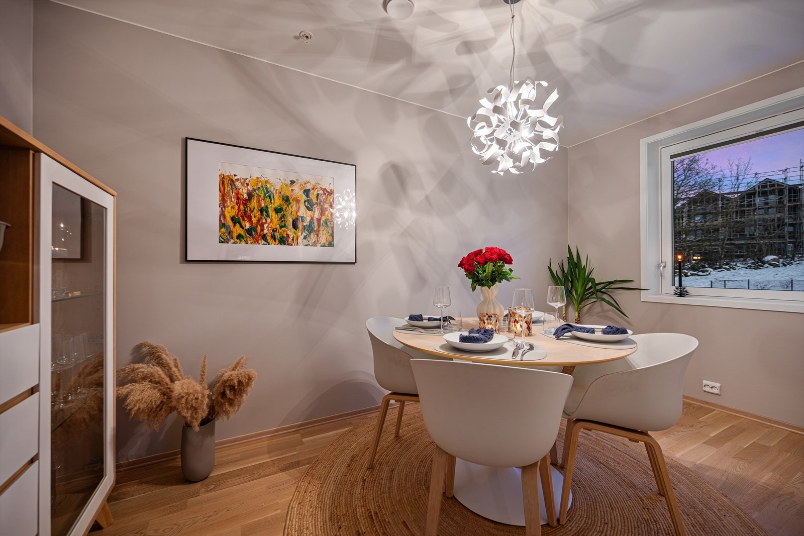 Rom innredet som spisestue. Dette er egentlig et soverom og man kan fint tilbakeføre til original løsning. Galleribilde