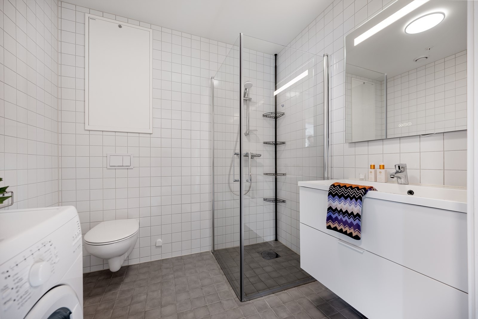 Tidløst og elegant bad med opplegg for vaskemaskin Galleribilde