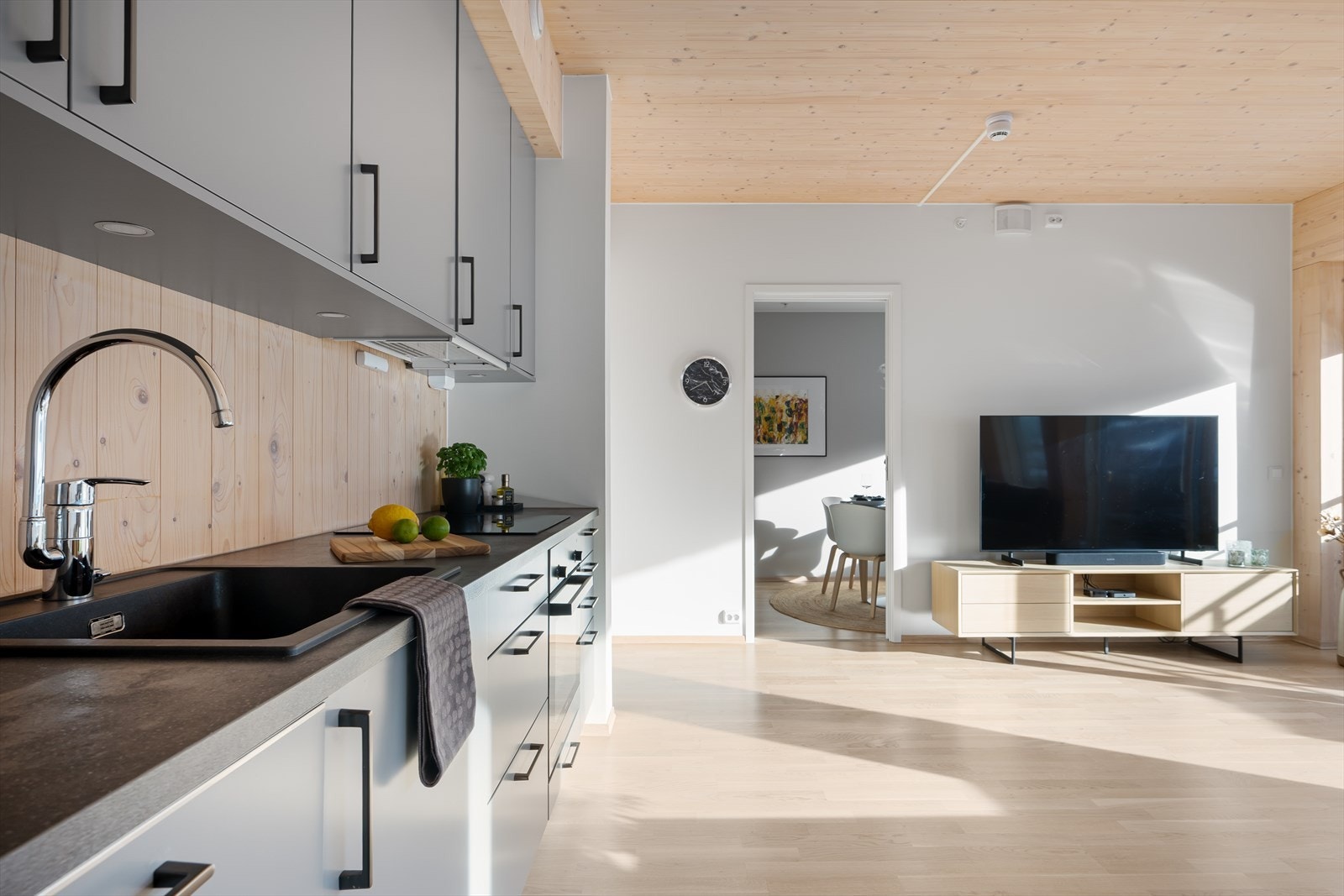 Kjøkkenet har integrerte hvitevarer. Galleribilde