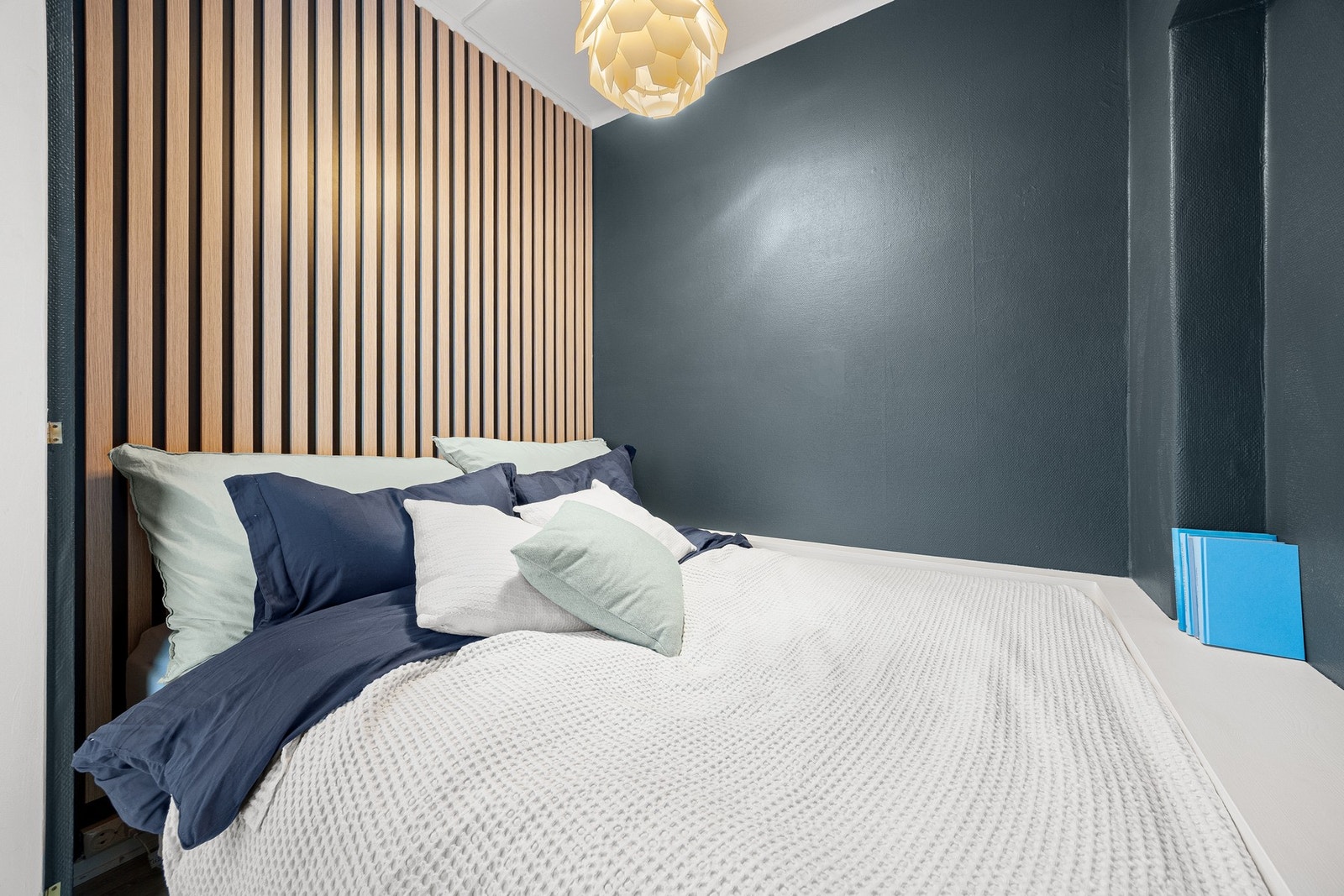 Sovealkoven er i dag innredet med 150 cm bred seng. Galleribilde