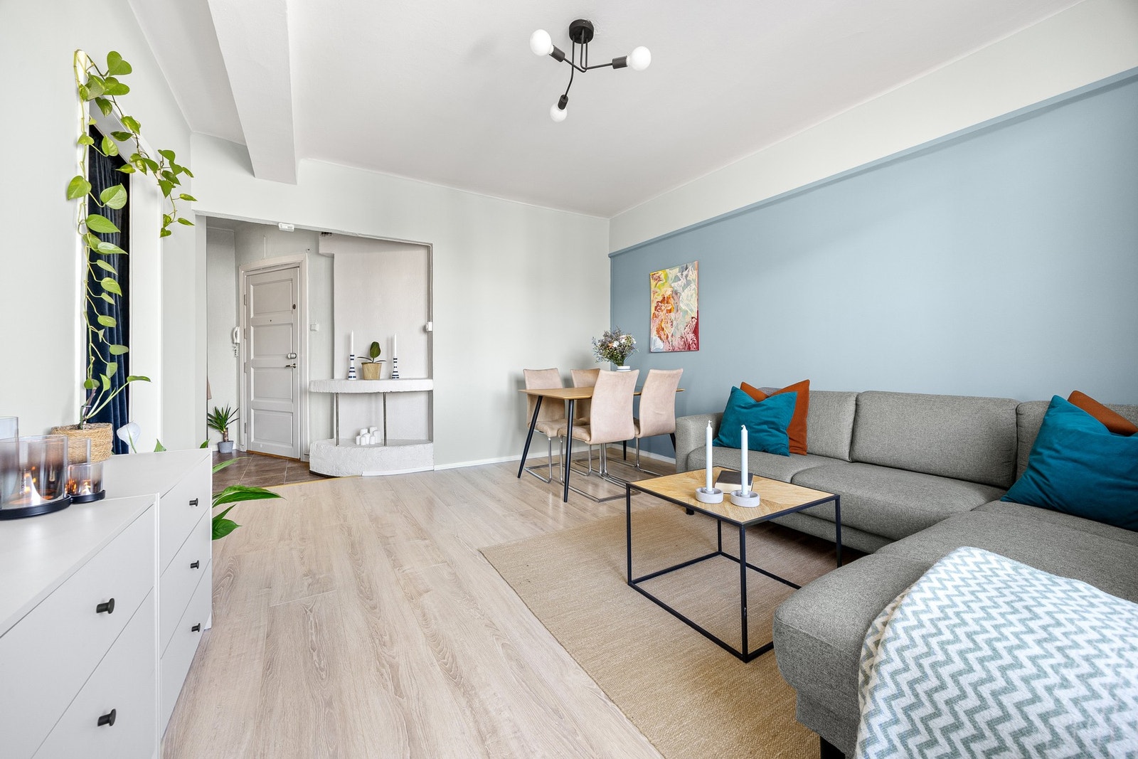 God plass til sofa og spisebord i stuen. Galleribilde