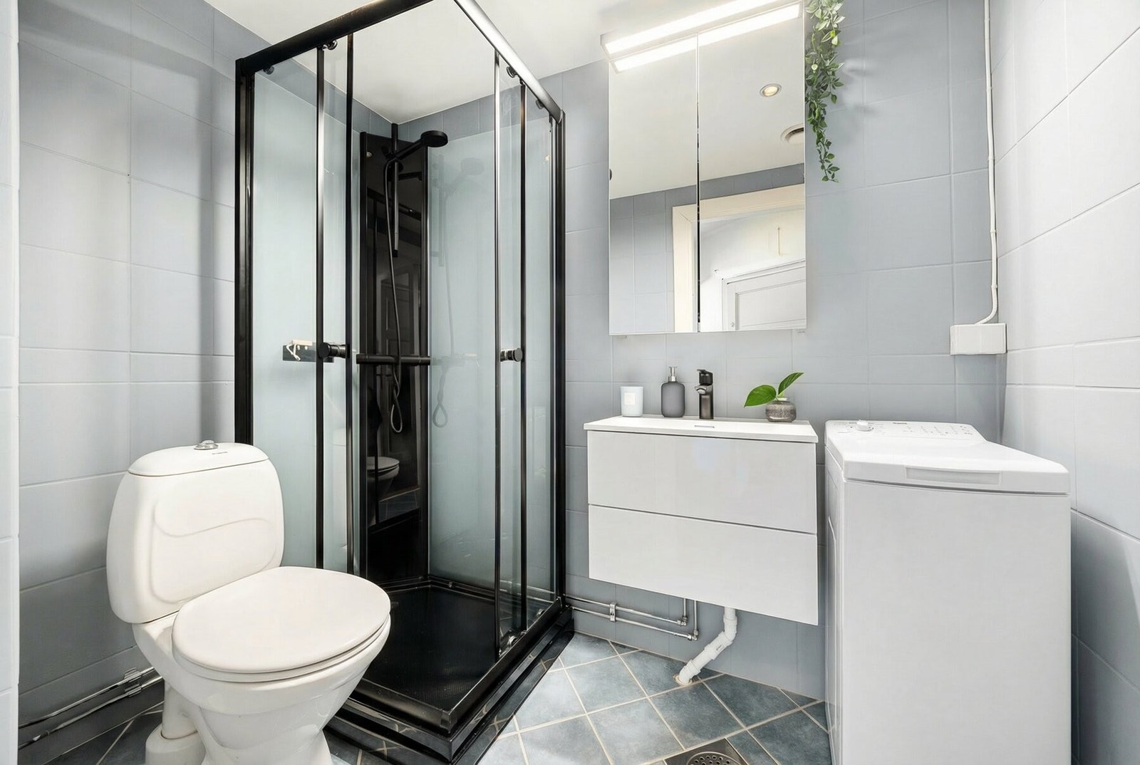 Det er opplegg for vaskemaskin. Vaskemaskinen er redigert inn ved bruk av AI. Galleribilde