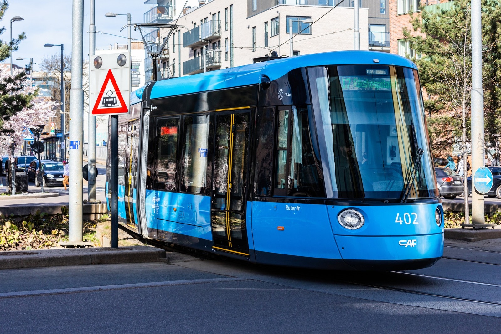 Nærområdet - Gode kollektivtilbud med buss, trikk og T-banestasjon på Carl Berner. Galleribilde