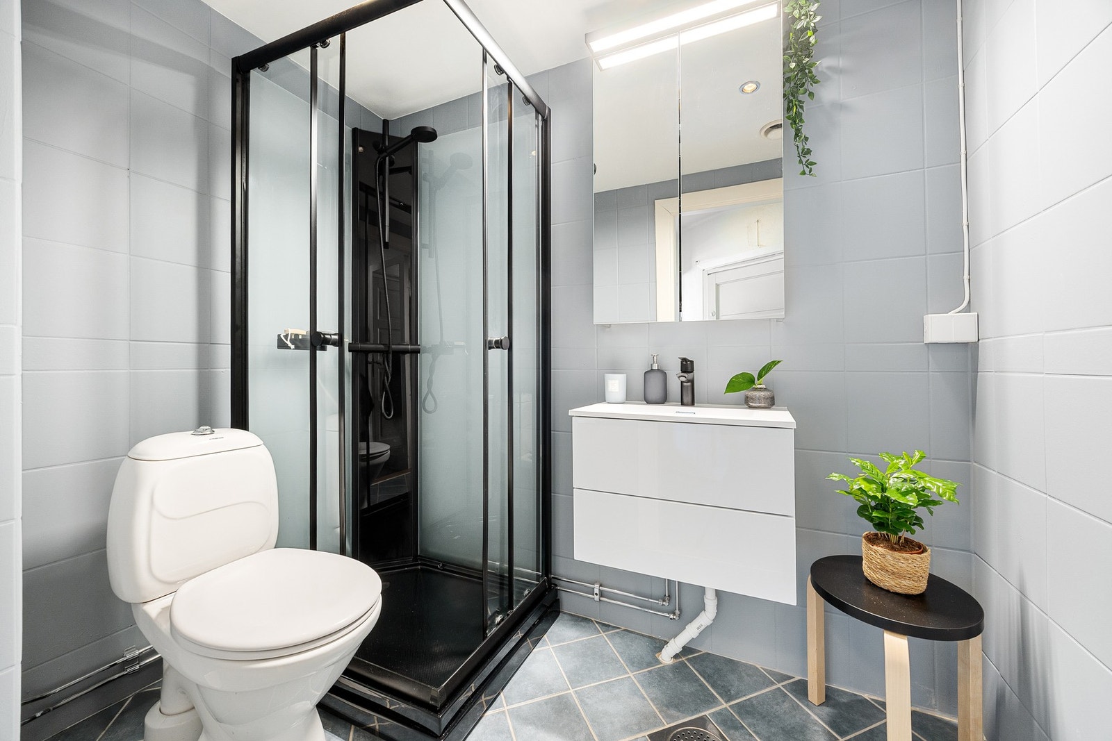 Flislagt bad med varmekabler i gulv. Badet ble tatt i regi av borettslaget i år 2000. Galleribilde