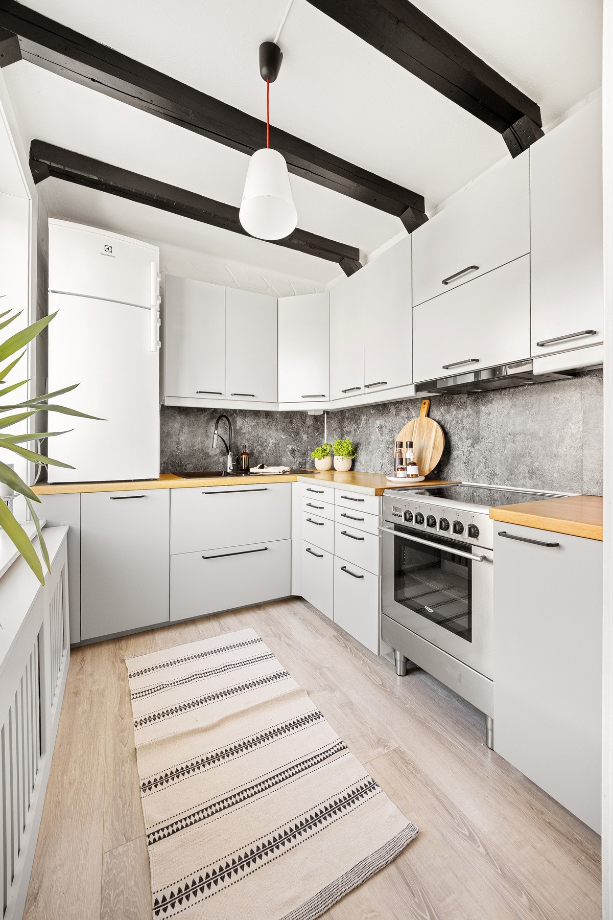 Ikea kjøkkeninnredning fra 2019 med heltre benkeplater. Oppvaskmaskin er integrert i innredningen. Galleribilde