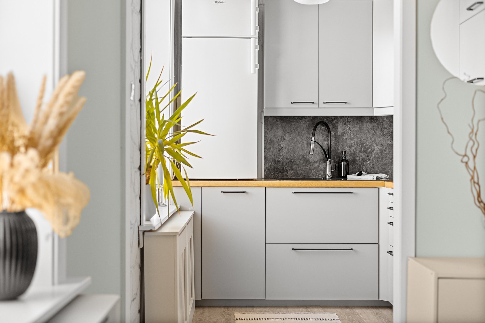 Fra stuen er det inngang videre til et moderne kjøkken i stilren farge. Galleribilde