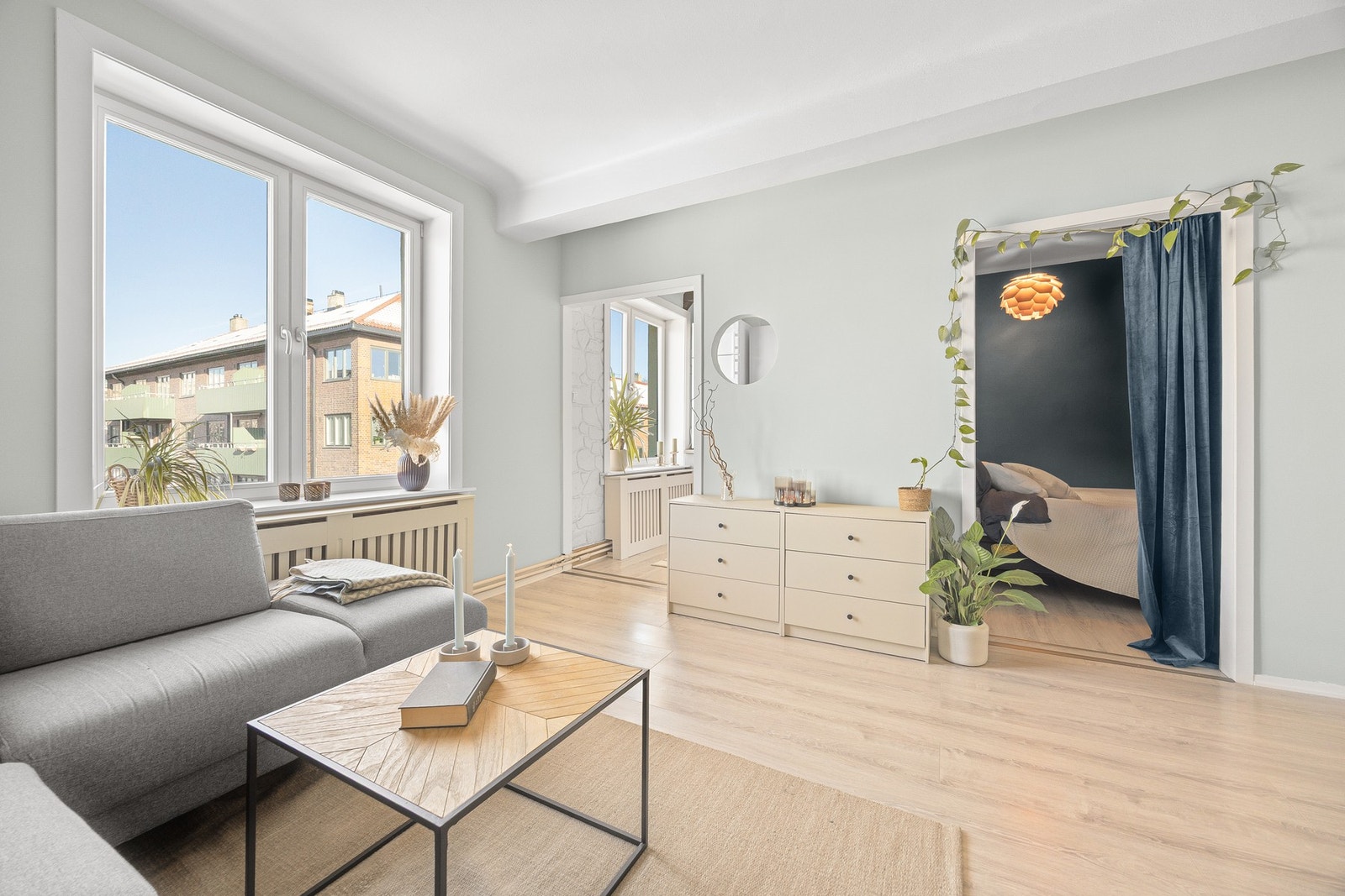 Store vindusflater sørger for rikelig med naturlig lysinnslipp. Galleribilde