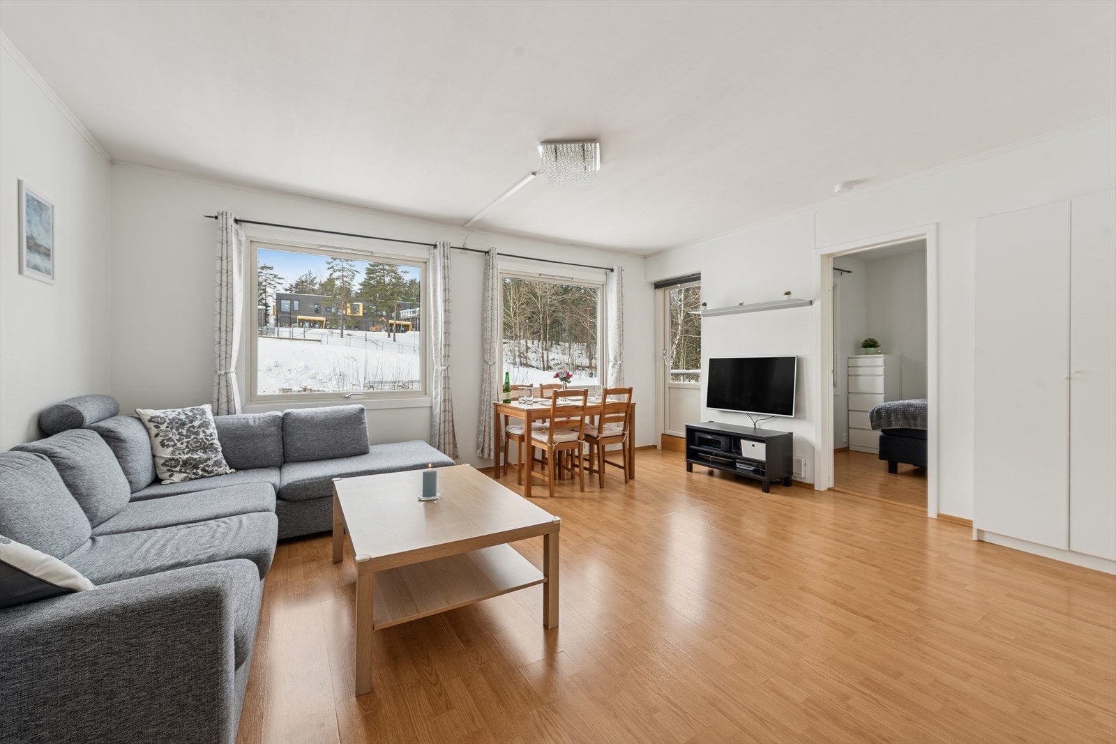 Leiligheten ligger fint til i byggets toppetasje og har en praktisk planløsning som inneholder entré, bad, stue/kjøkken i åpen løsning og soverom. Galleribilde