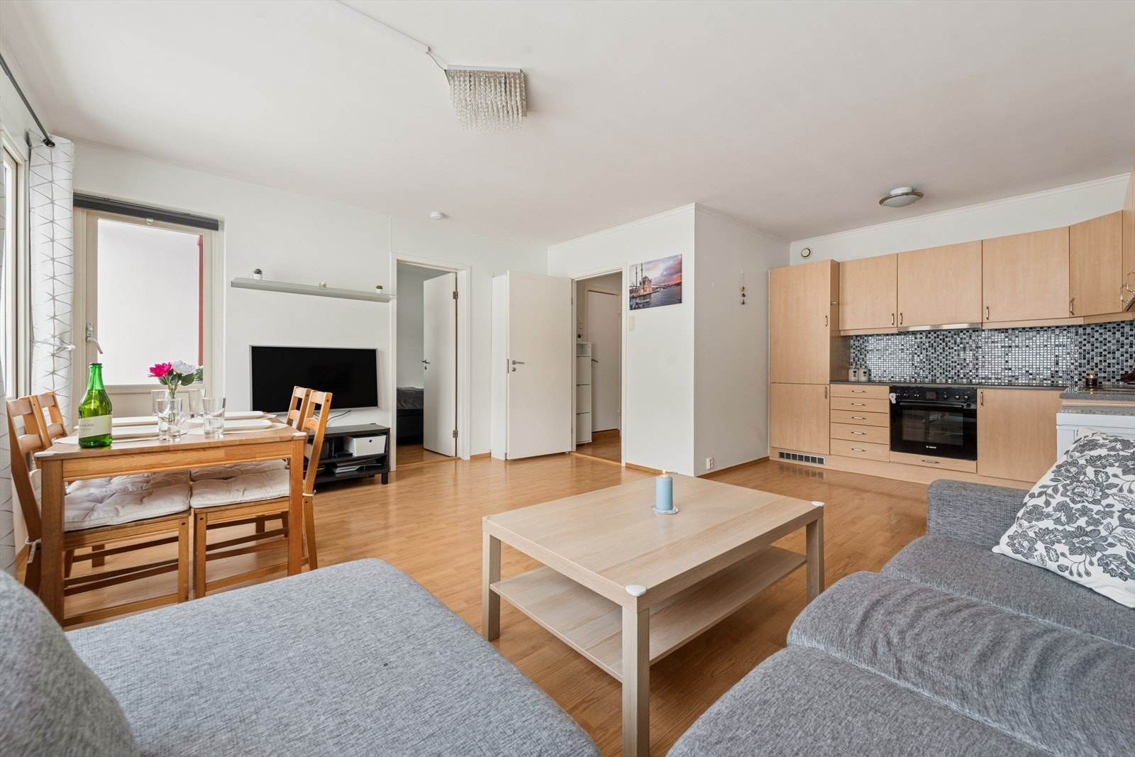 Lys og romslig stue og kjøkken med gode møbleringsmuligheter. Galleribilde