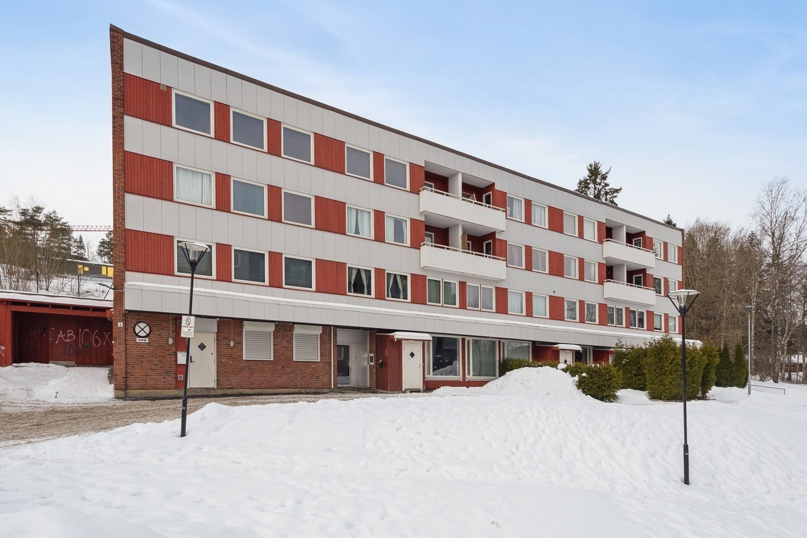 Nærområdet byr på gode servicetilbud med nærhet til dagligvarebutikker, bussholdeplass og t-banestasjon. Ellers er det kort avstand til Østmarka som tilbyr fine turmuligheter. Galleribilde