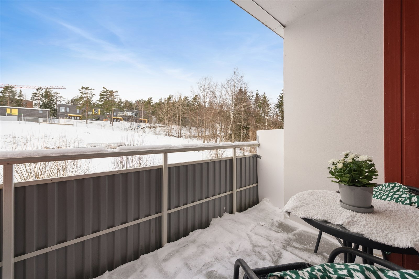 Fra stuen er det utgang til balkong på ca. 3 kvadratmeter. Galleribilde