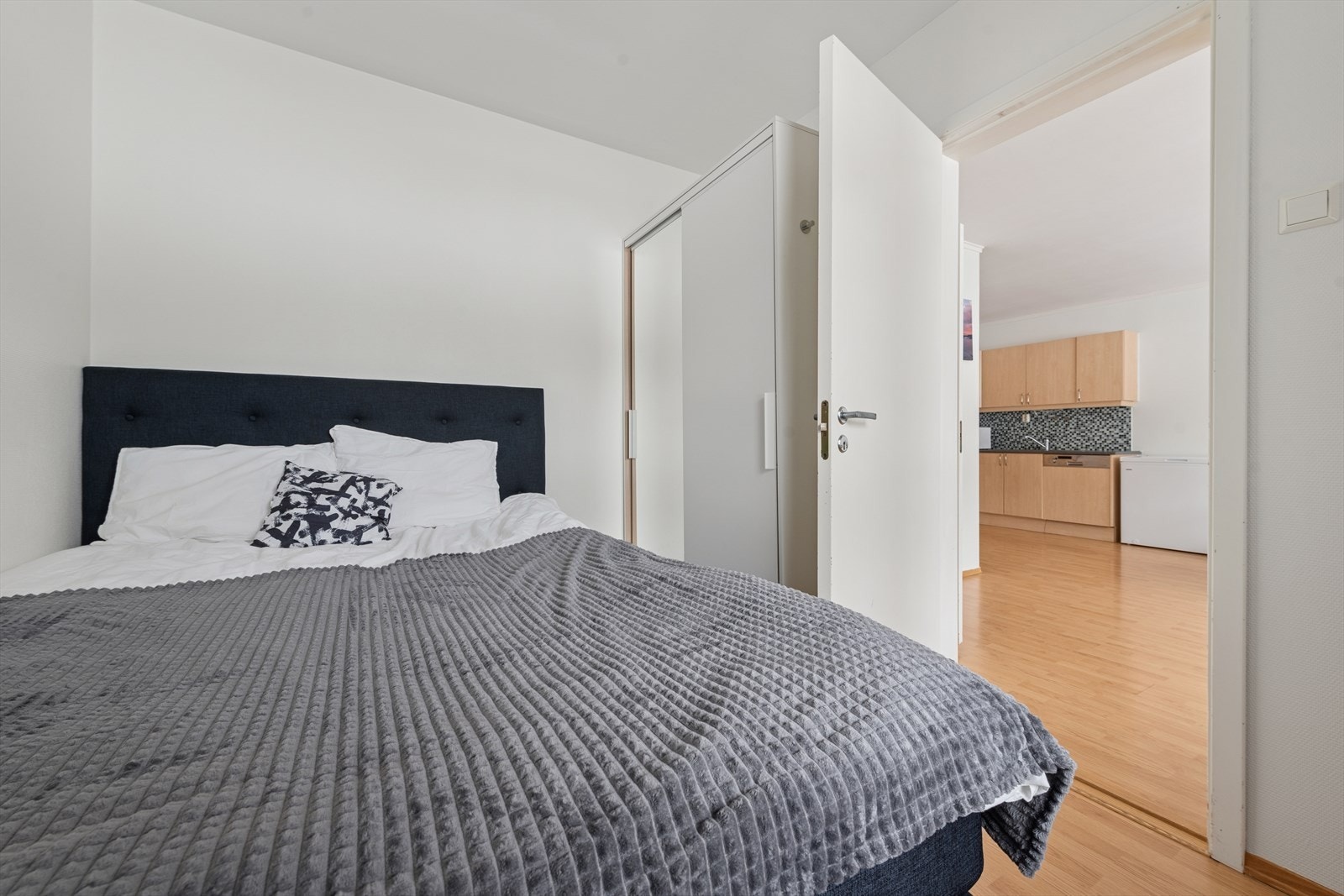 Soverommet er innredet med garderobeskap. Galleribilde