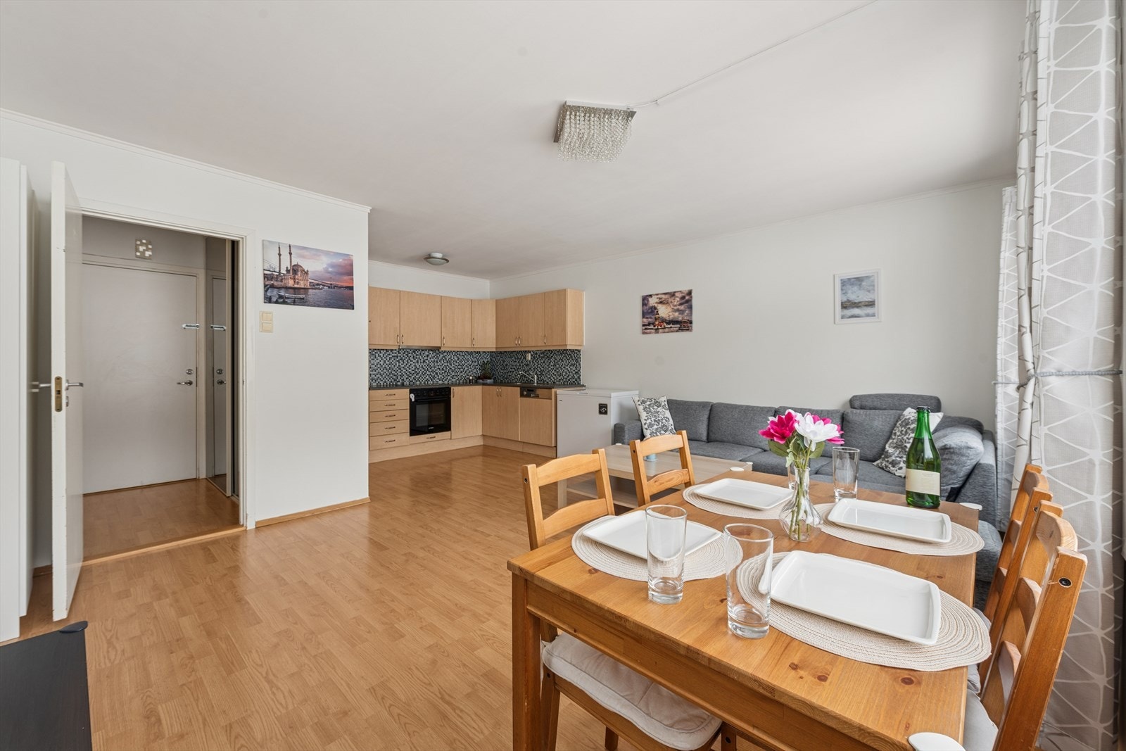 Kjøkkenet ligger i åpen løsning med stuen. Galleribilde