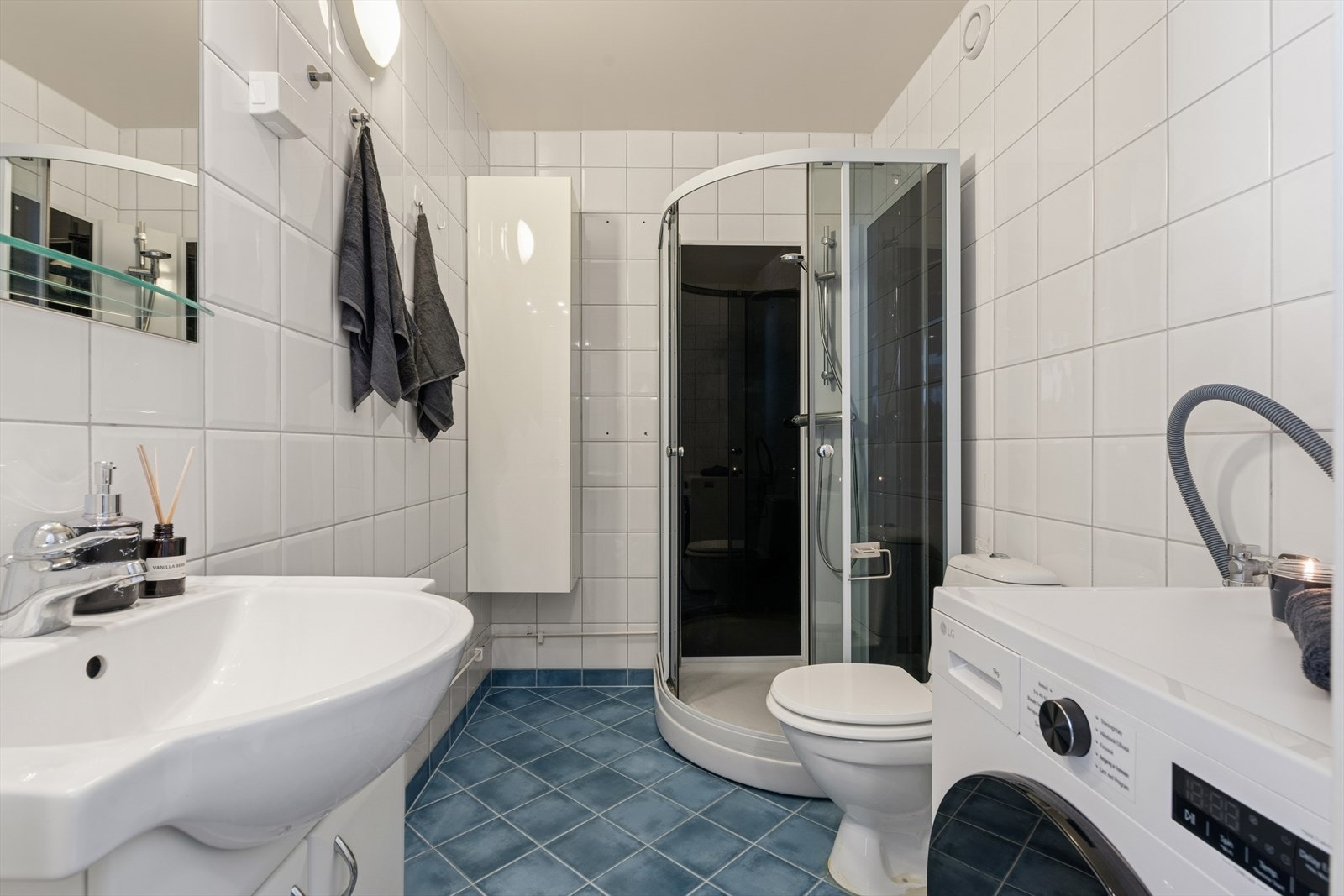 Helfliset baderom med gulvvarme. Galleribilde