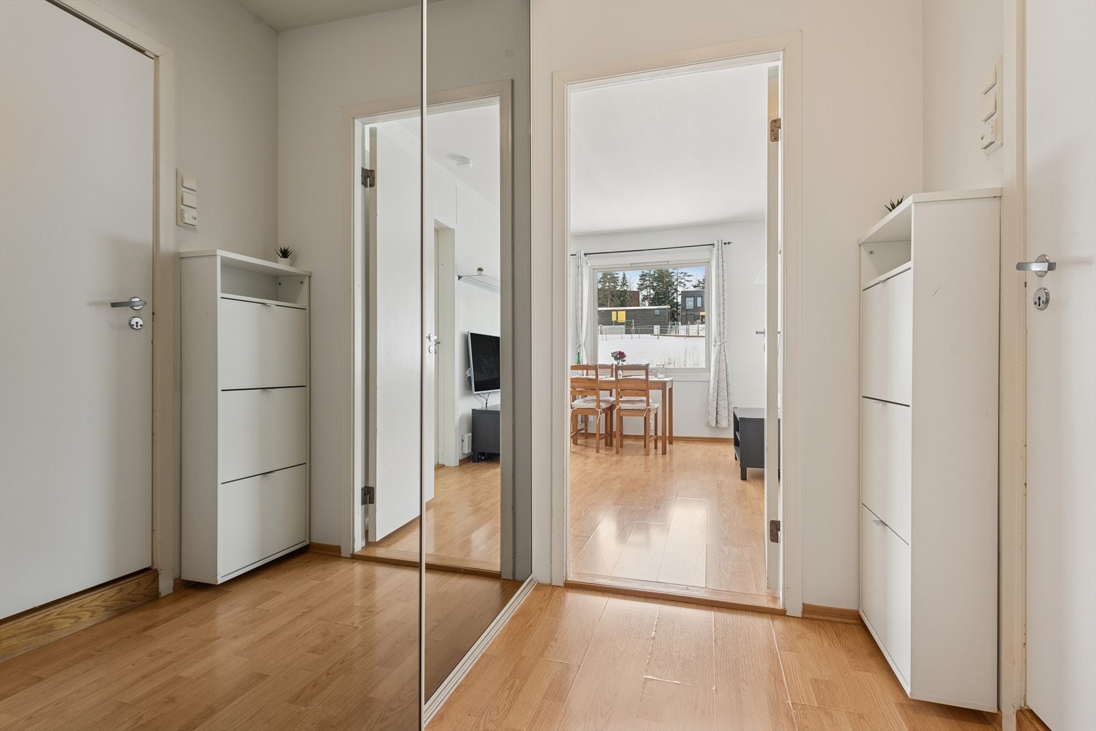 Entreen er utstyrt med praktisk skyvedørsgarderobe. Galleribilde