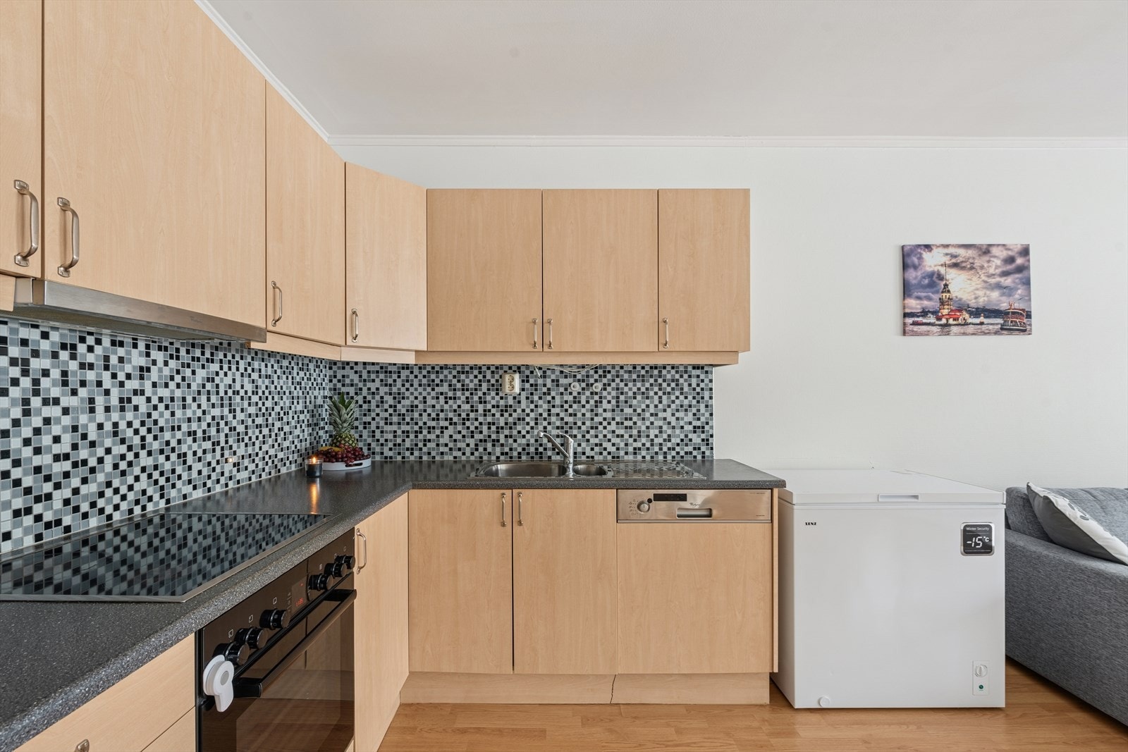 Kjøkkenet er utstyrt med integrerte hvitevarer. Galleribilde